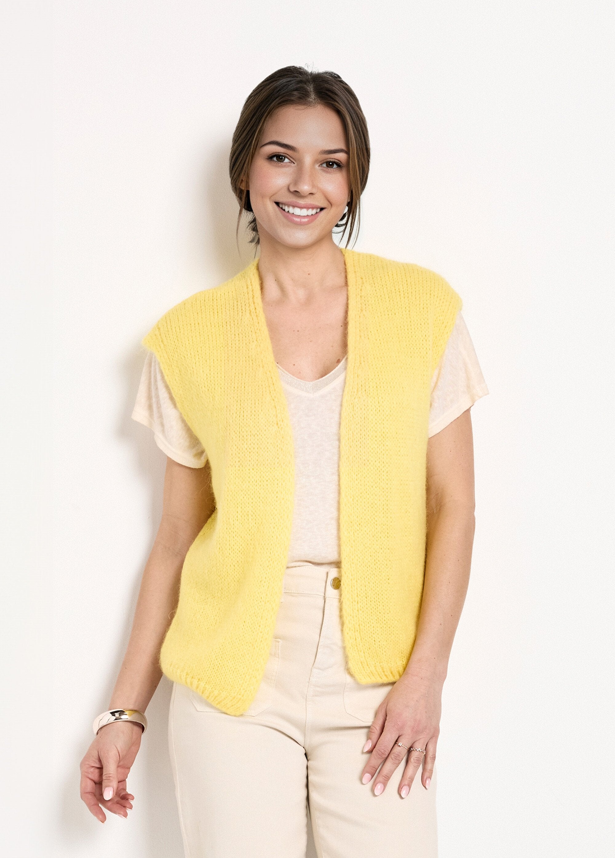 Mouwloze_rand-tot-rand_trui_van_warme_mohairwol_Jaune_FA1_slim