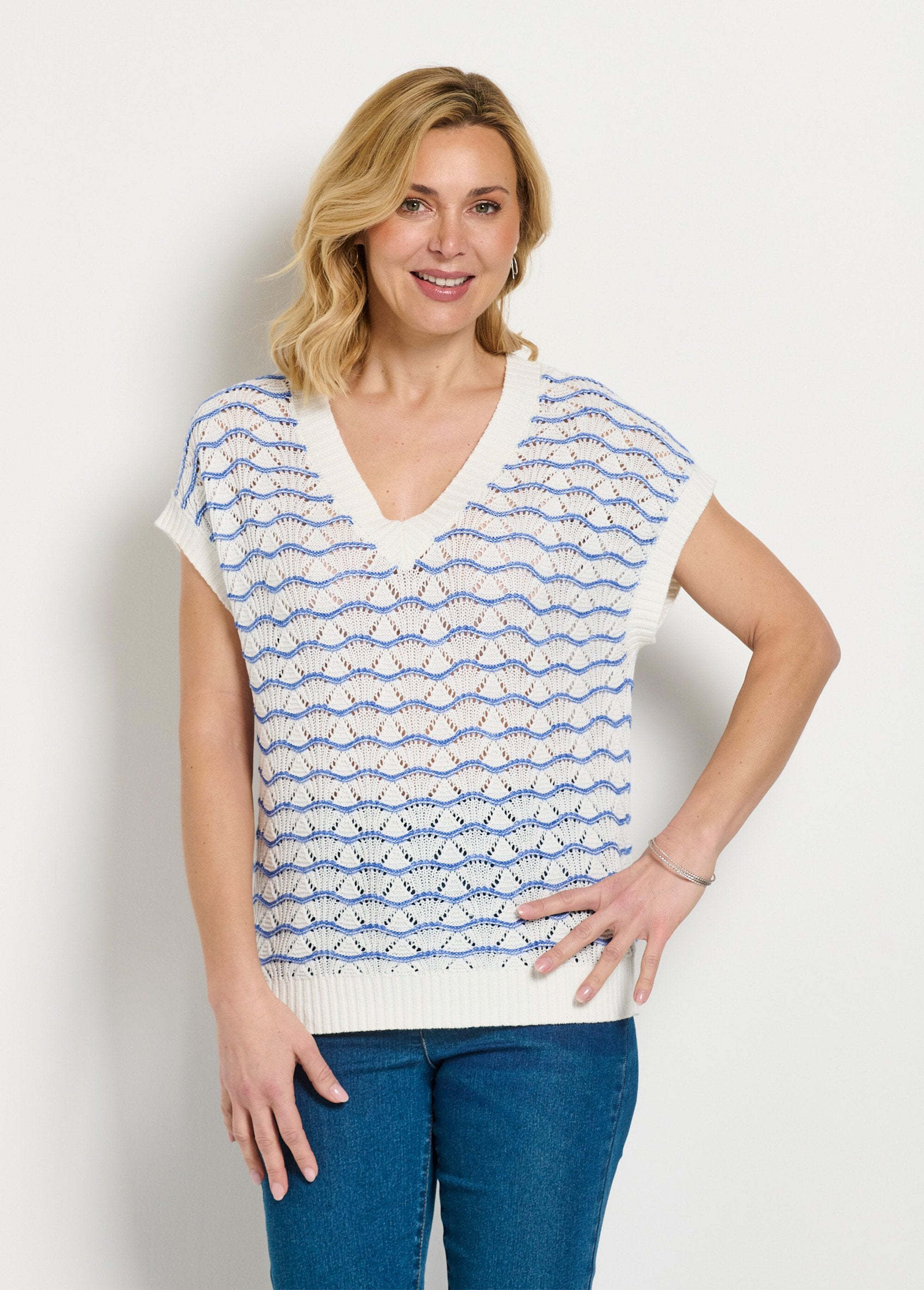 Tweekleurige_opengewerkte_V-hals_mouwloze_trui_Ecru_et_bleu_FA2_slim