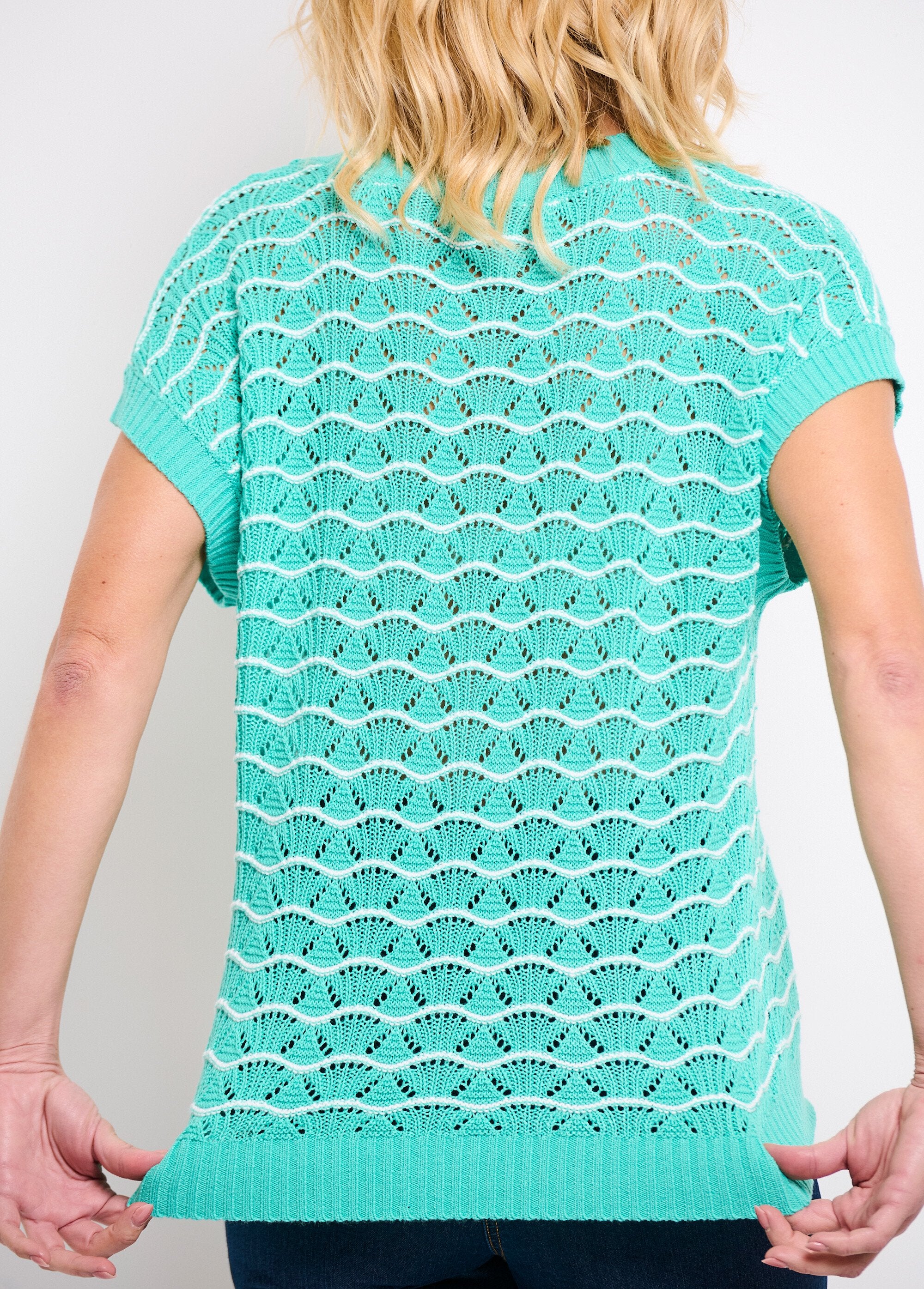 Tweekleurige_opengewerkte_V-hals_mouwloze_trui_Menthe_et_ecru_DE2_slim