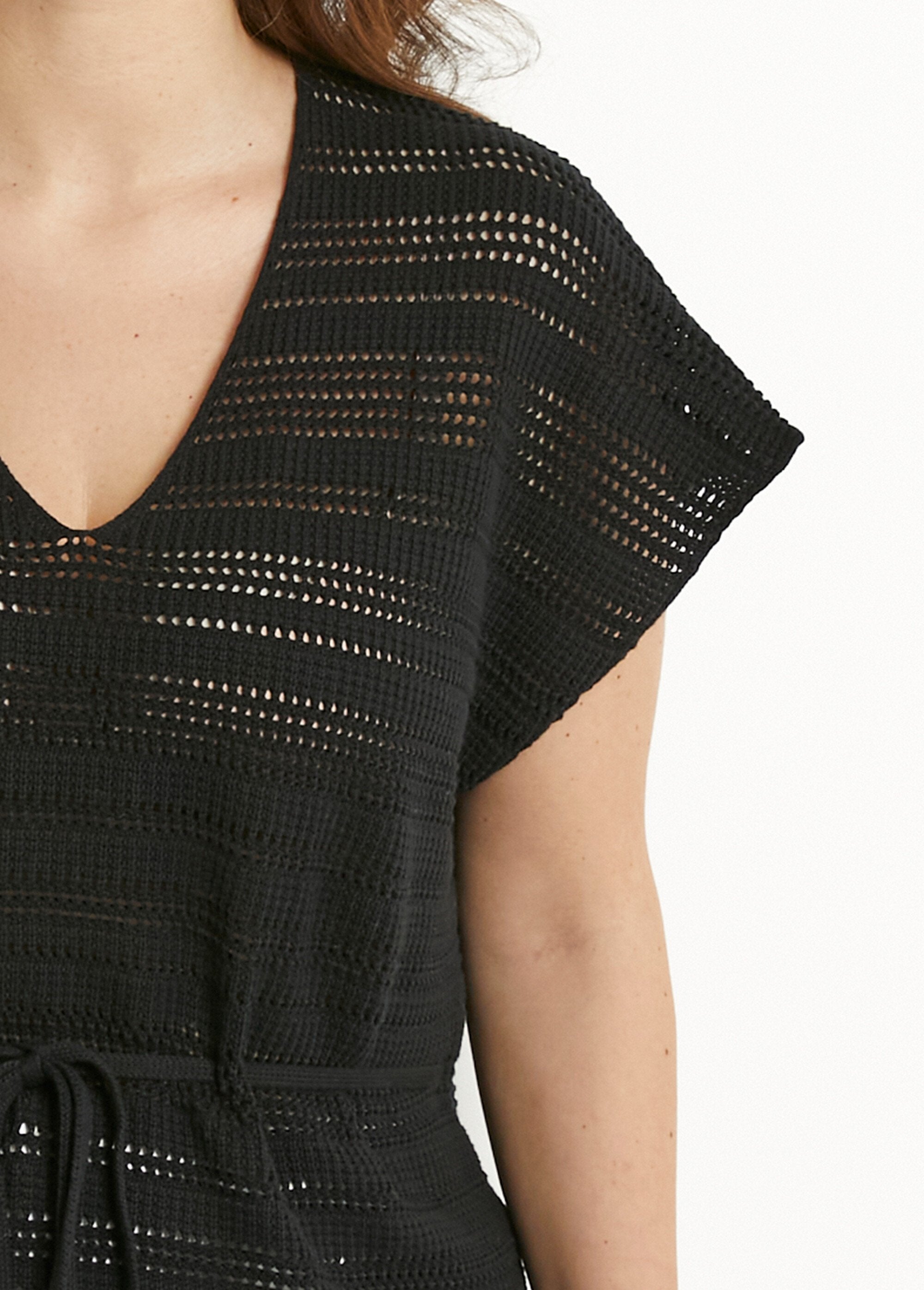 Lange_opengewerkte_katoenen_strandtuniek_met_V-hals_Noir_DE1_curvy