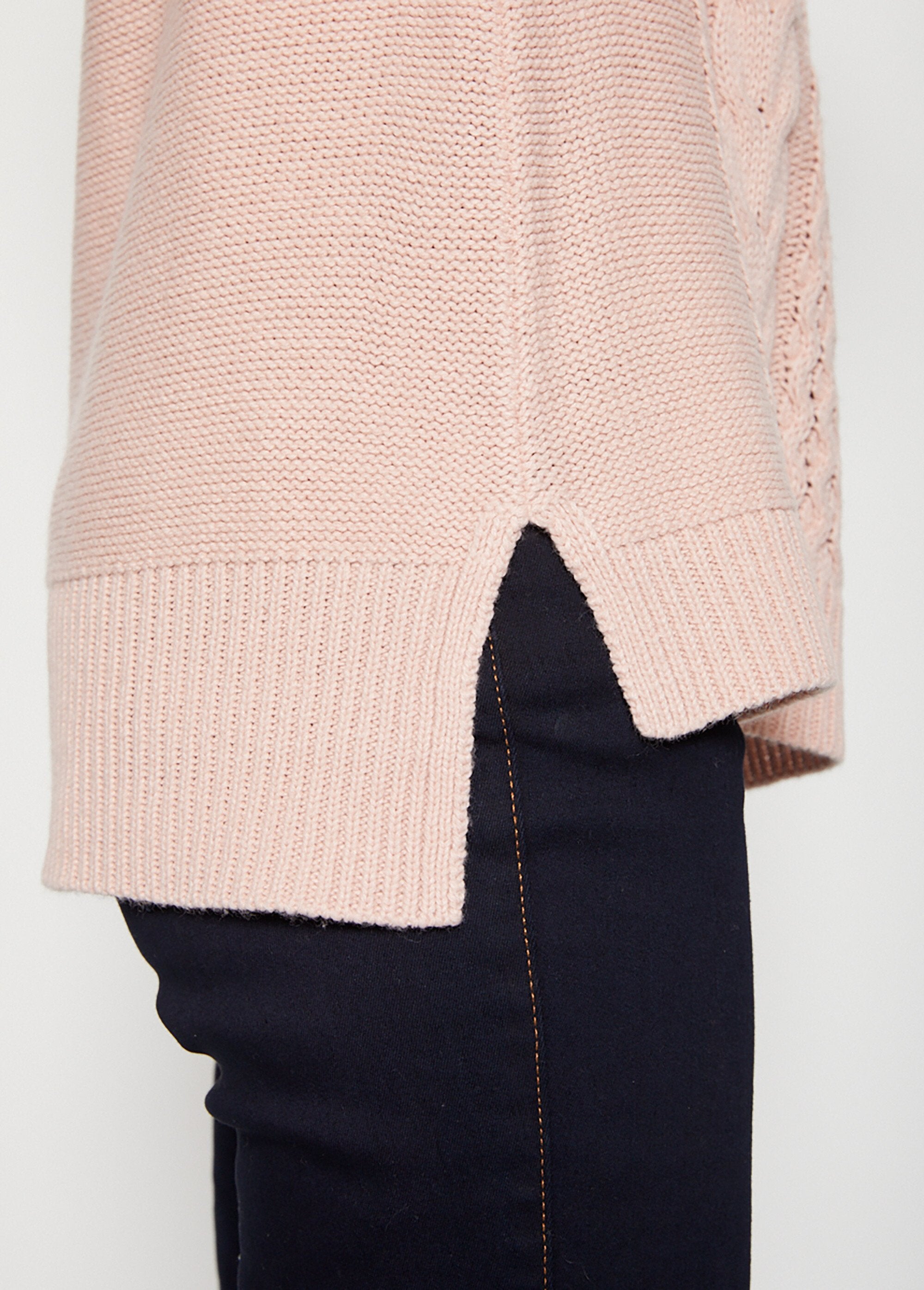 Gebreide_trui_met_omgekeerde_jersey_en_twists_Rose_DE1_slim
