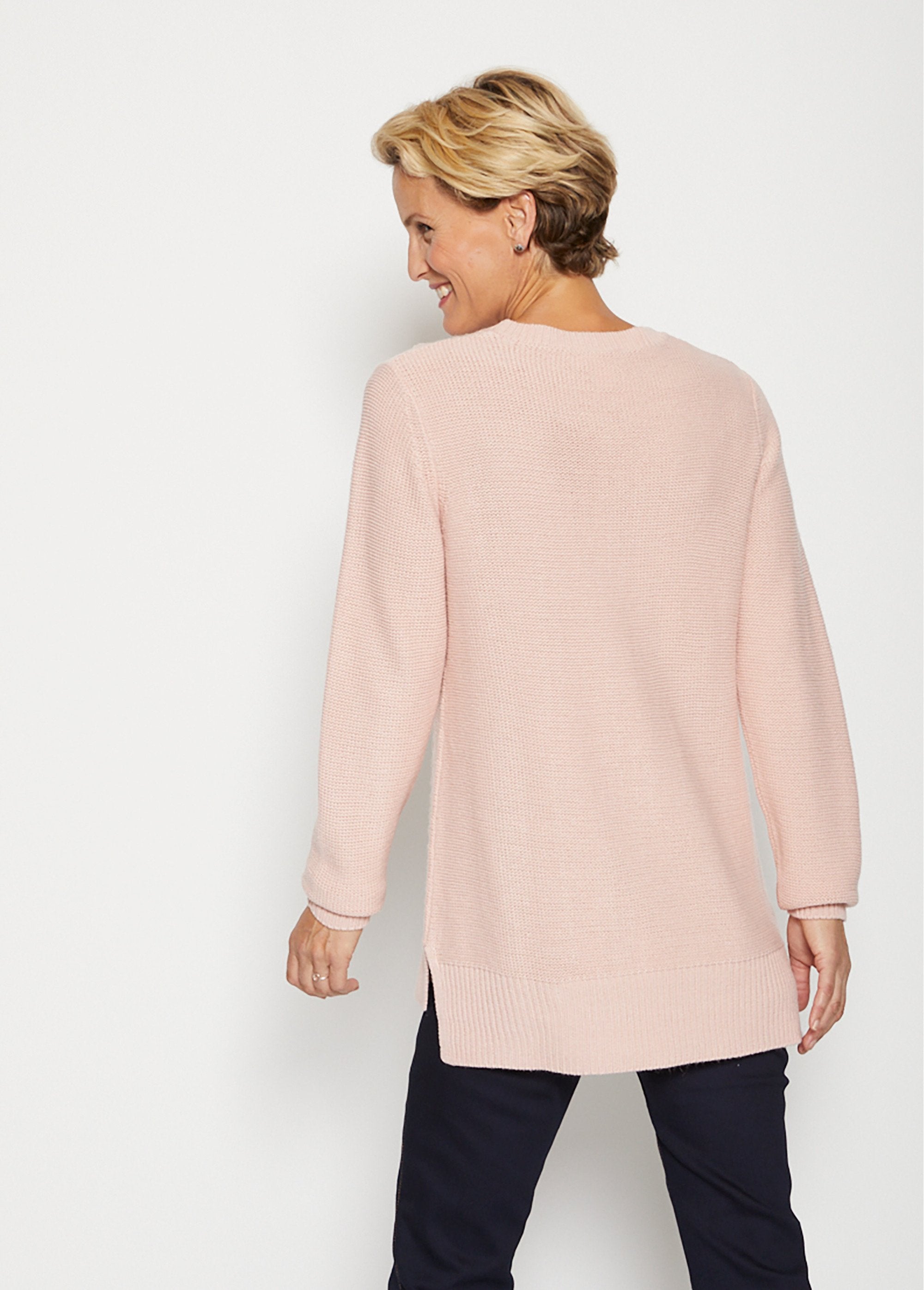 Gebreide_trui_met_omgekeerde_jersey_en_twists_Rose_DO1_slim