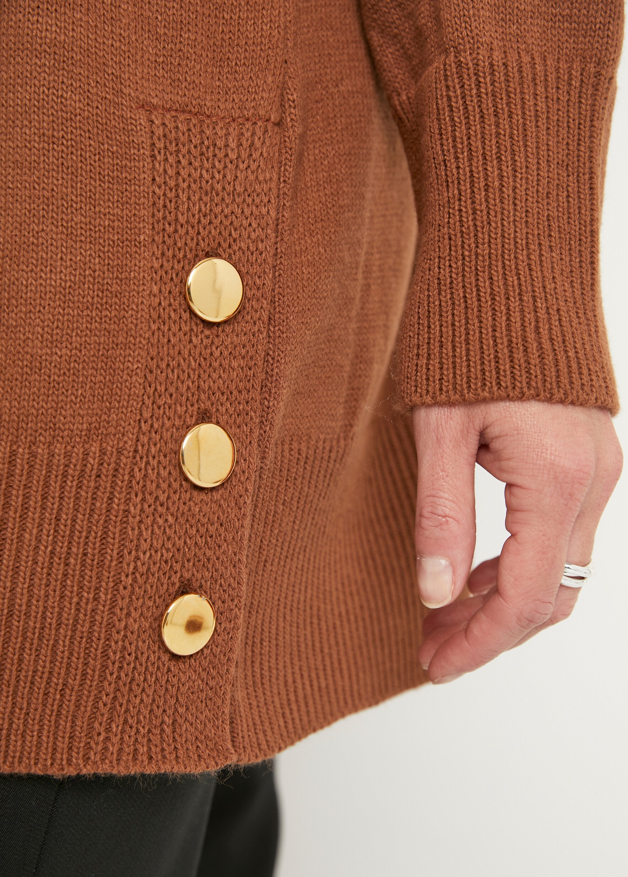 Effen_lange_tuniek_met_ronde_hals_en_knopen_Caramel_DE2_slim