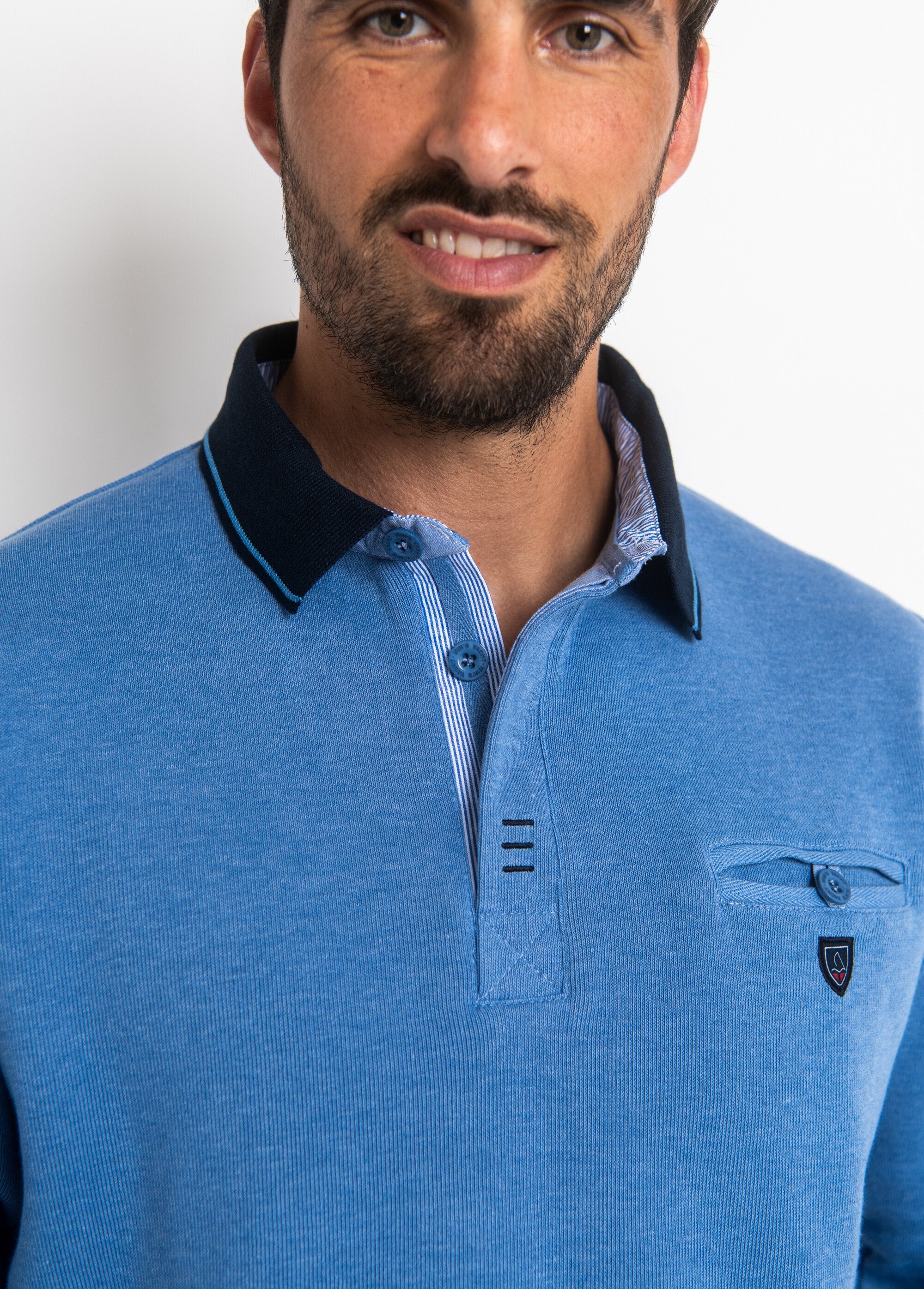 Poloshirt_met_lange_mouwen_en_borstzakje_Bleu_ciel_DE1_slim