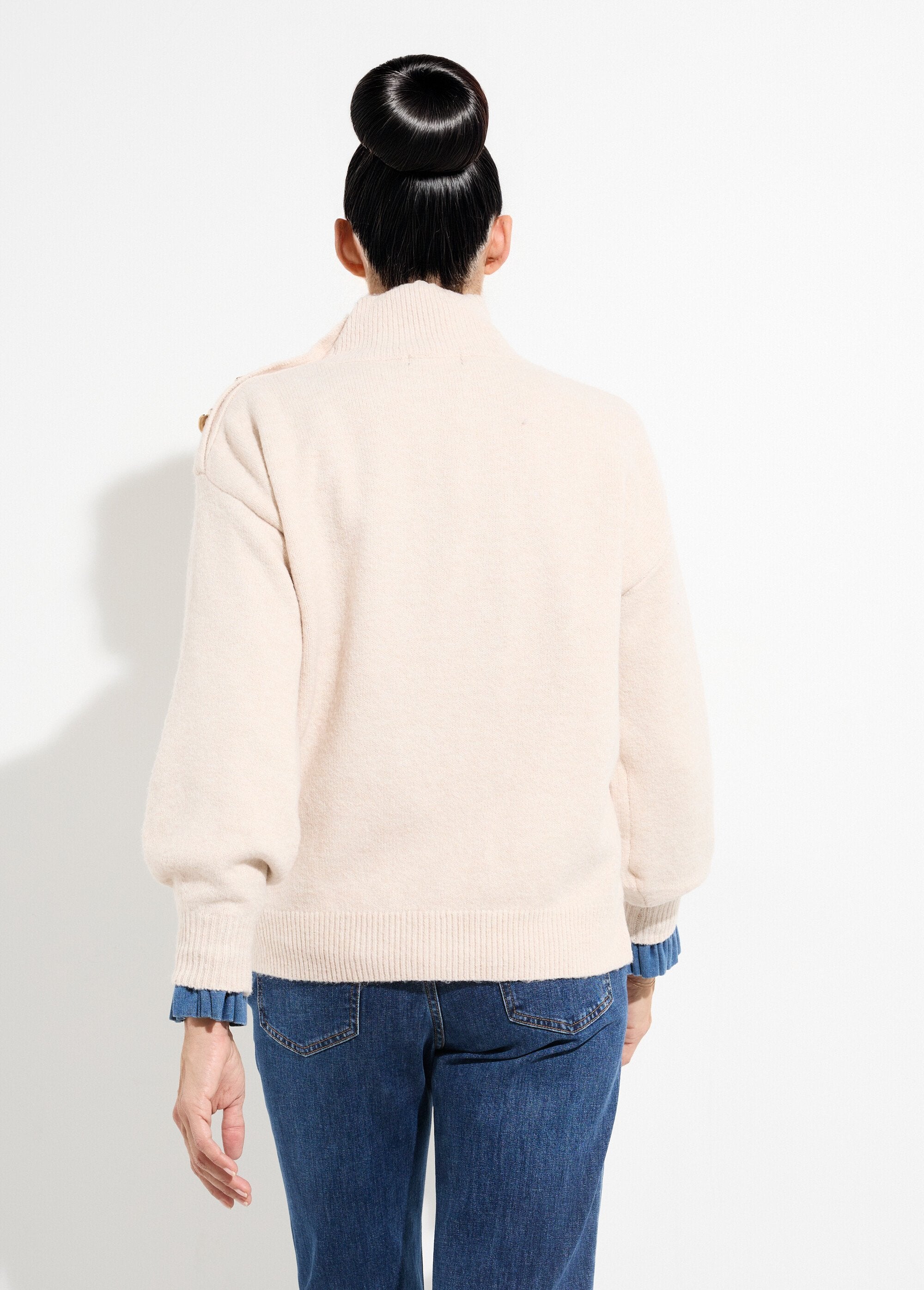 Trui_met_hoge_hals_en_metalen_juweelknopen_Beige_DO1_slim