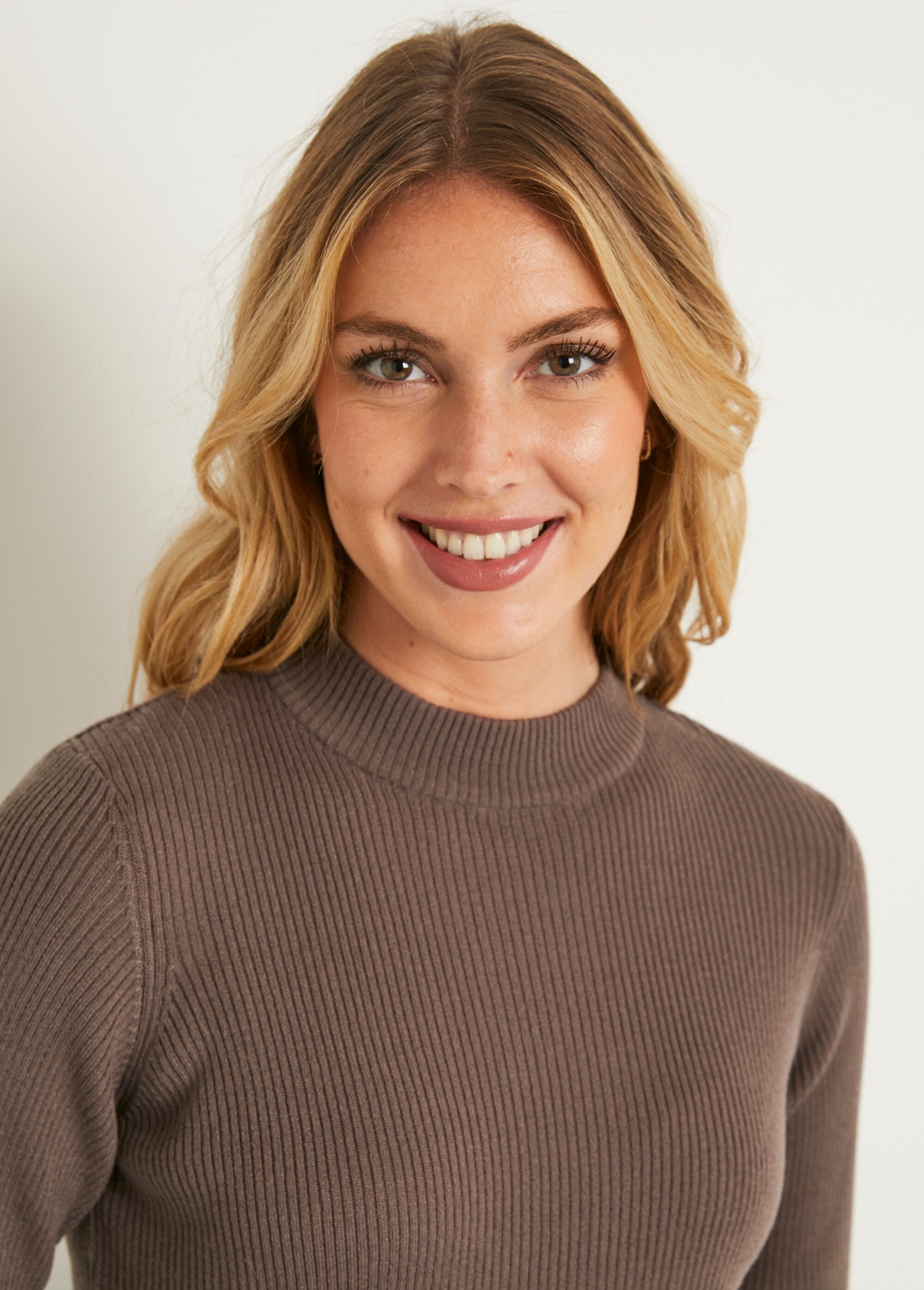 Geribde_trui_met_hoge_hals_Taupe_DE2_slim