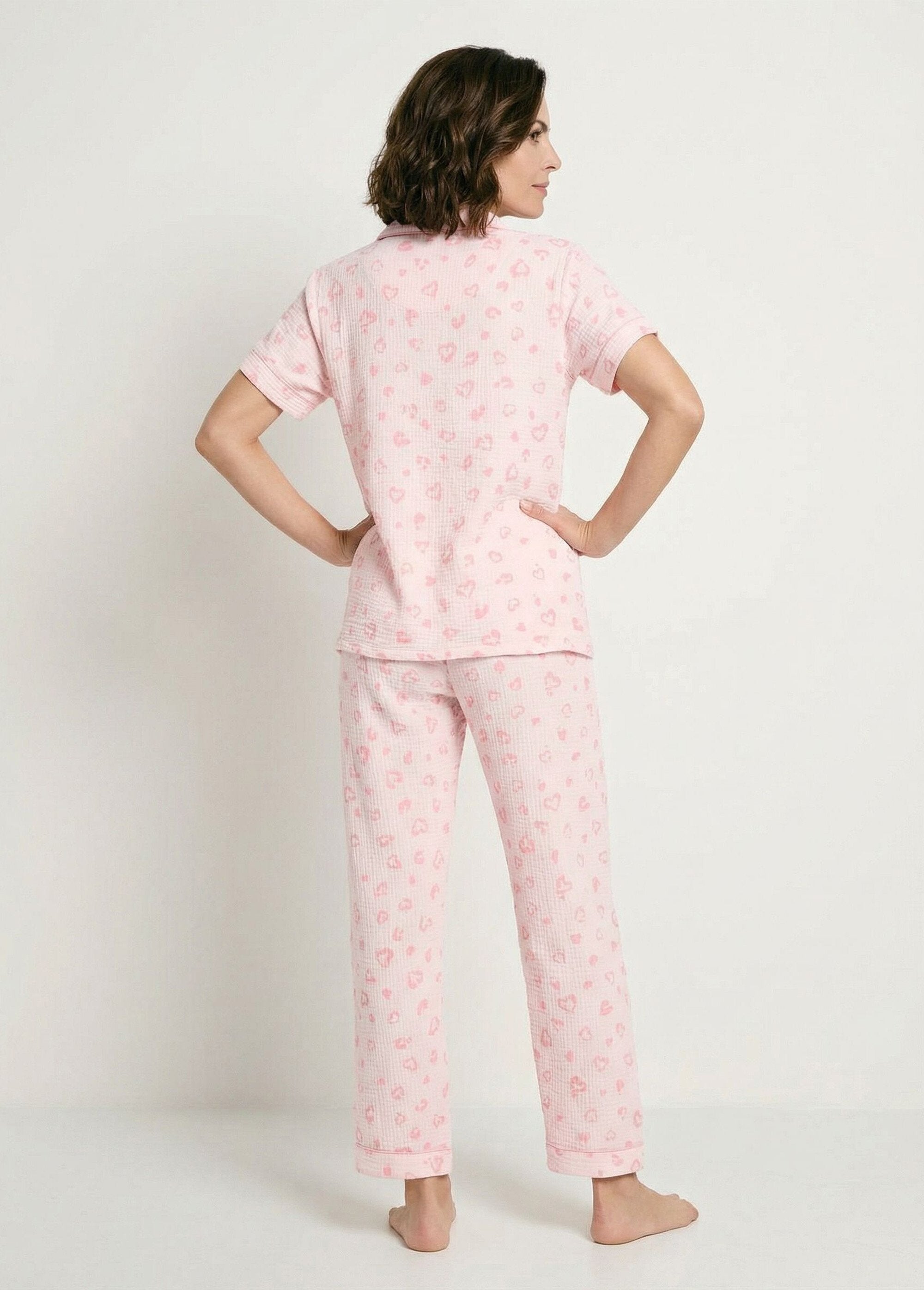 Bedrukte_katoenen_gaaspyjama_met_knoopsluiting_Rose_DO1_slim