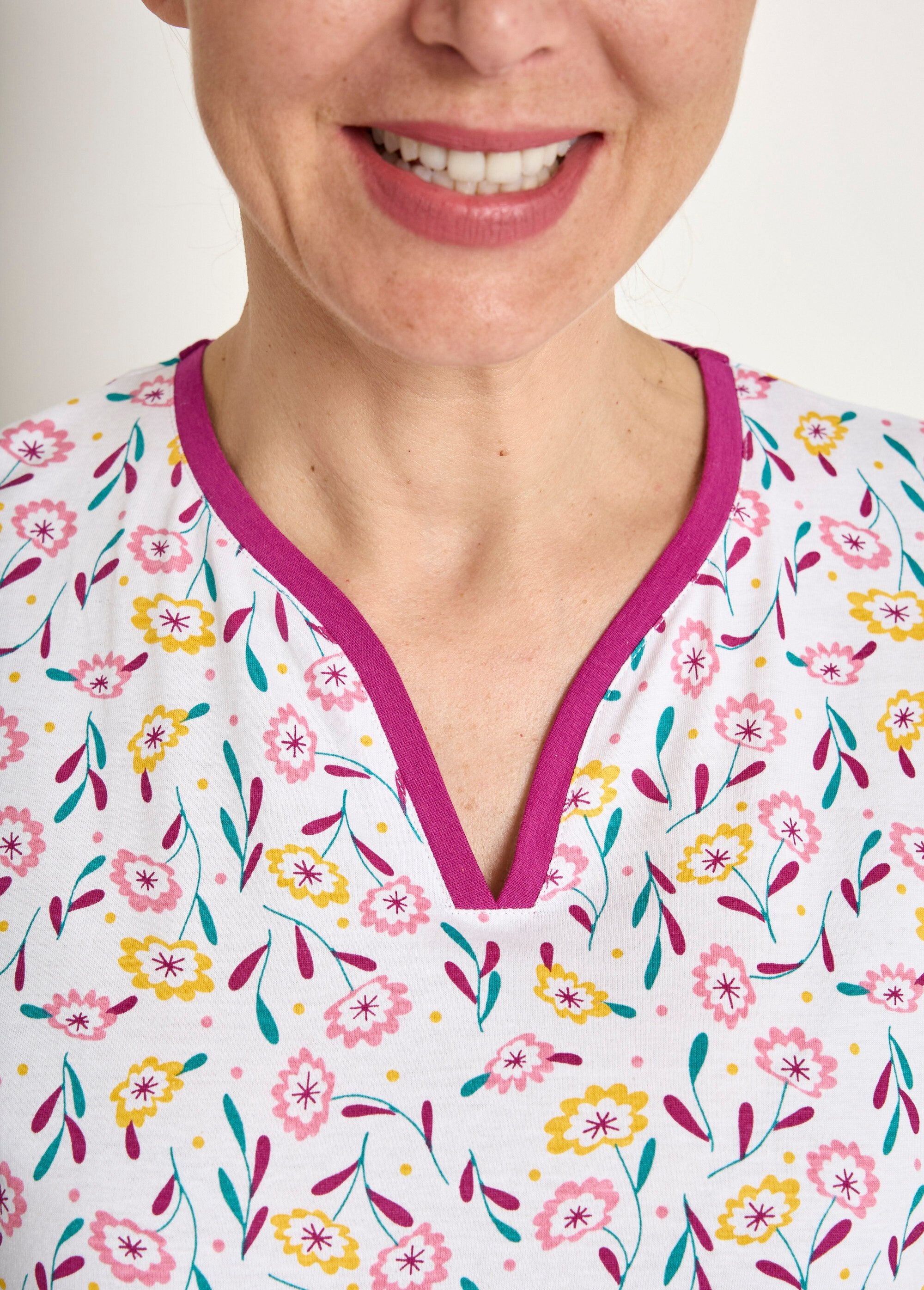 Katoenen_pyjama_met_lange_mouwen_en_V-halsprint_Imprime_prune_DE1_slim