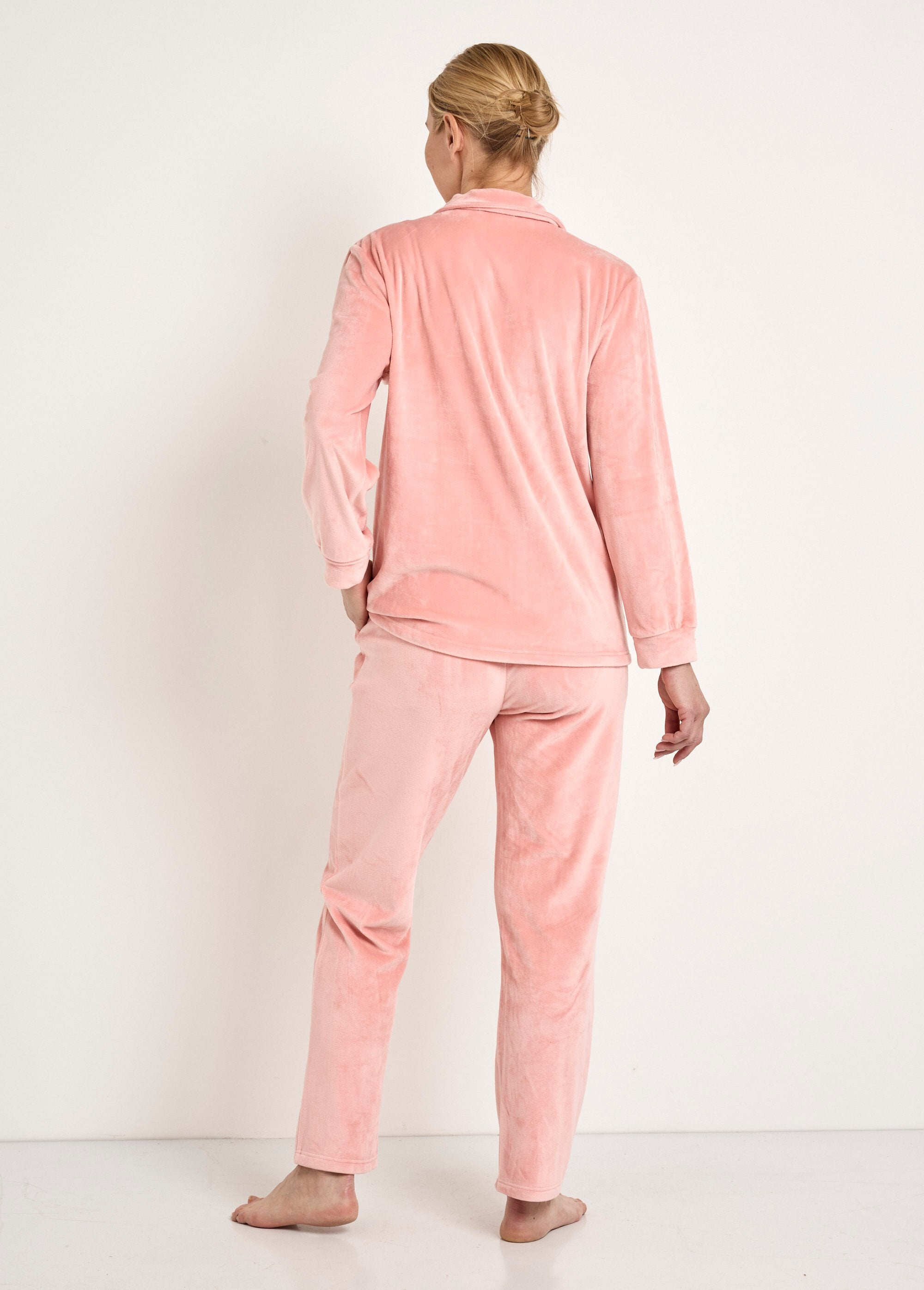 Lange_stretchfluwelen_pyjama_met_knopen_Rose_DO1_slim