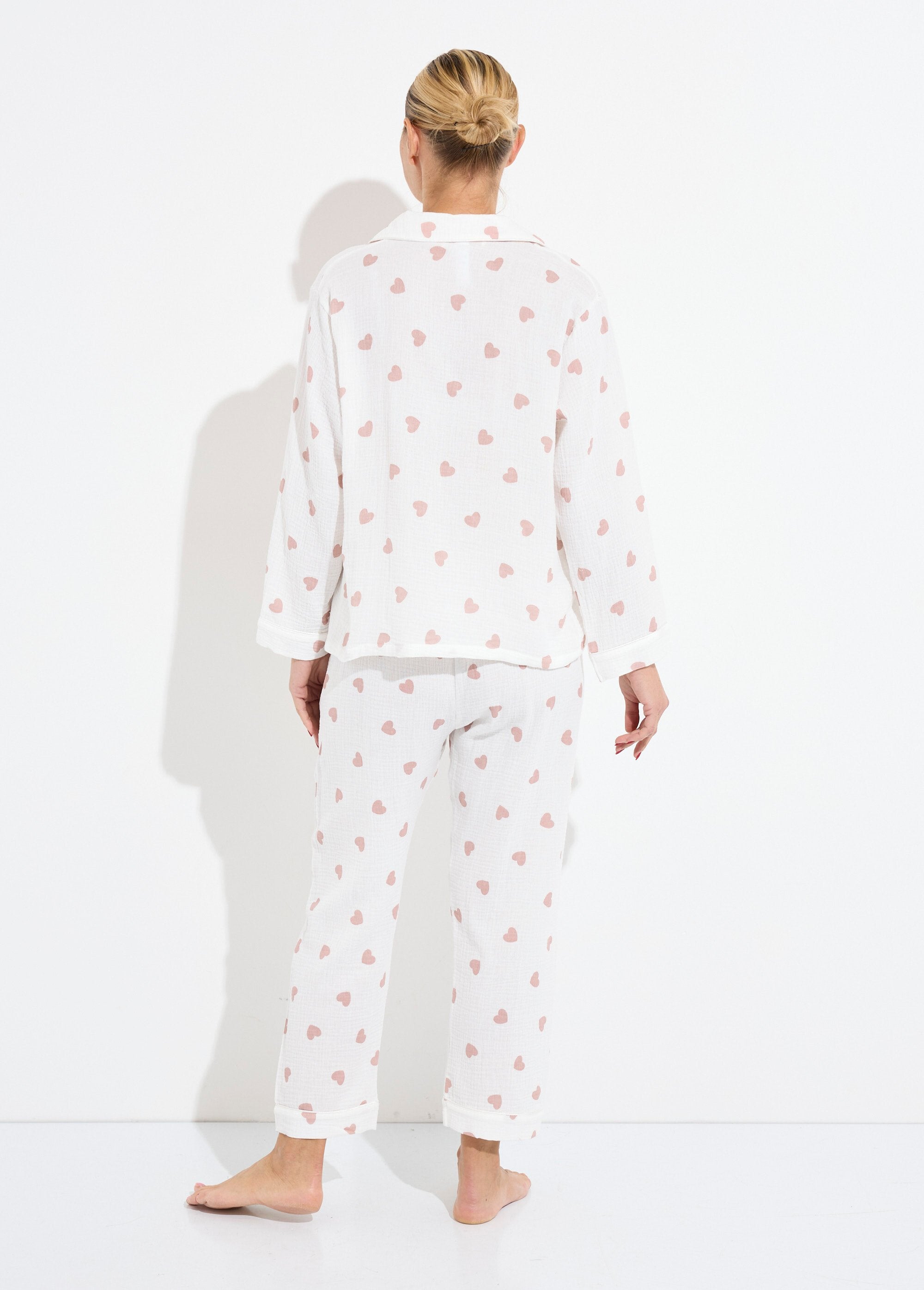 Lange_pyjama_van_katoenen_gaas_met_hartjesmotief_Blanc_DO1_slim