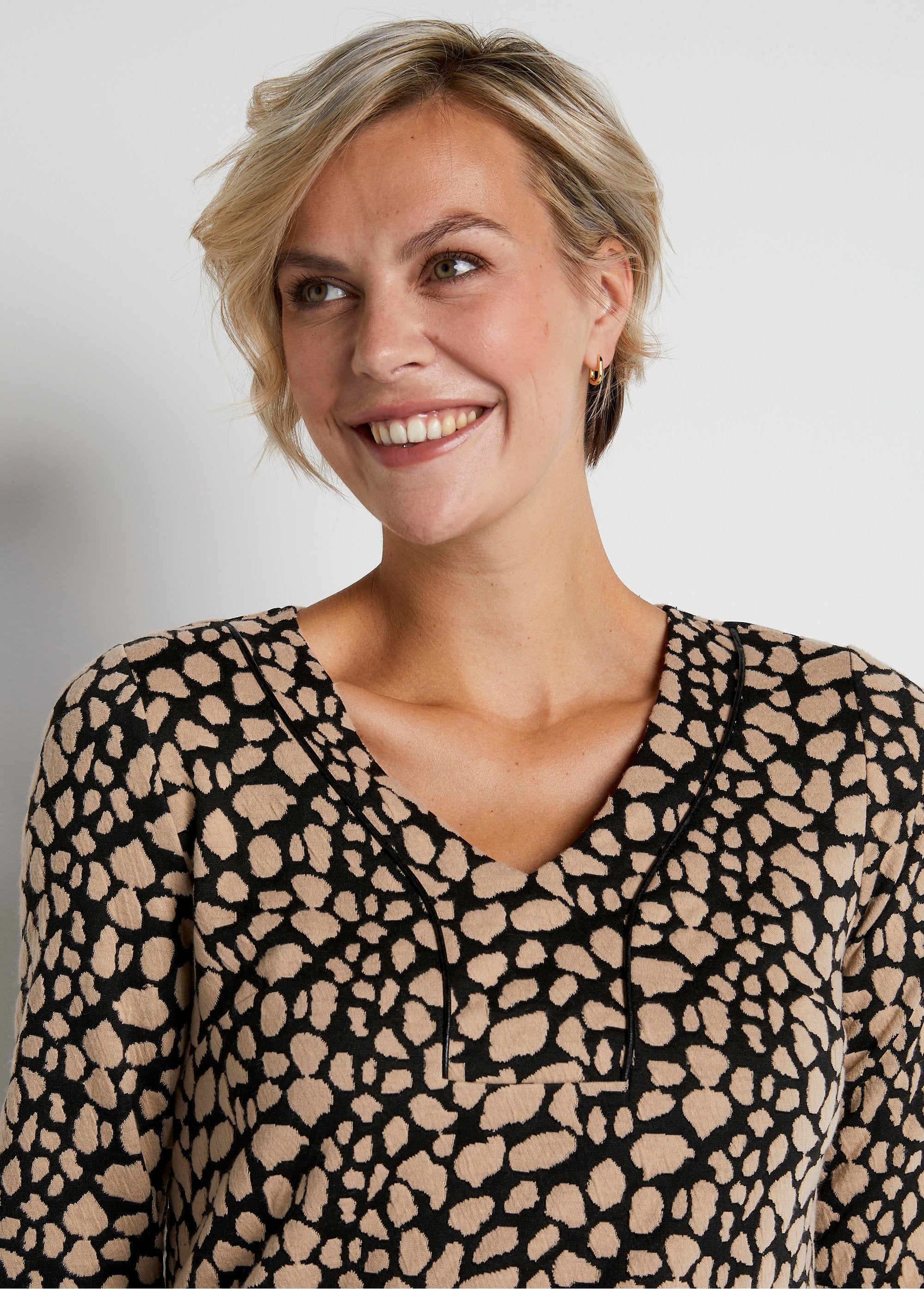 Korte_tweekleurige_jacquard_jurk_Zwart_en_beige_DE1_slim