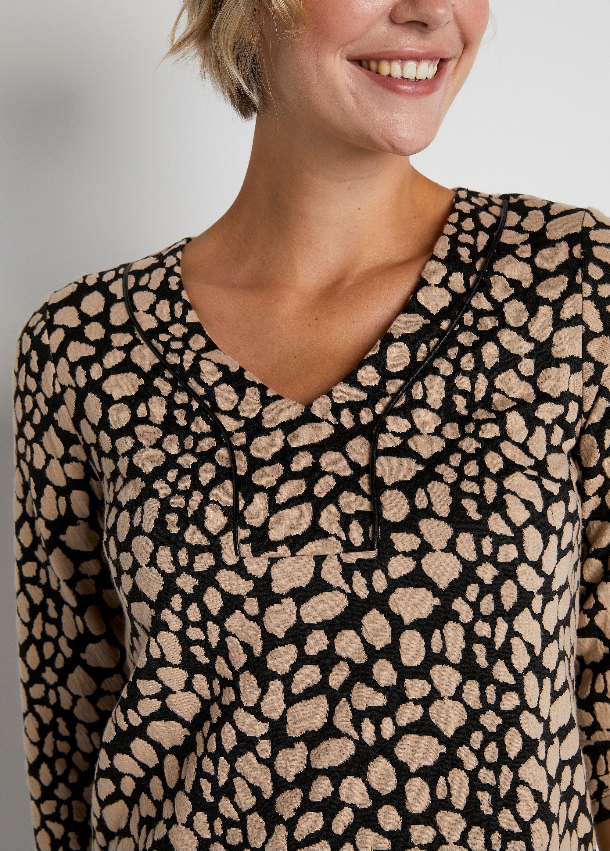 Korte_tweekleurige_jacquard_jurk_Zwart_en_beige_DE2_slim