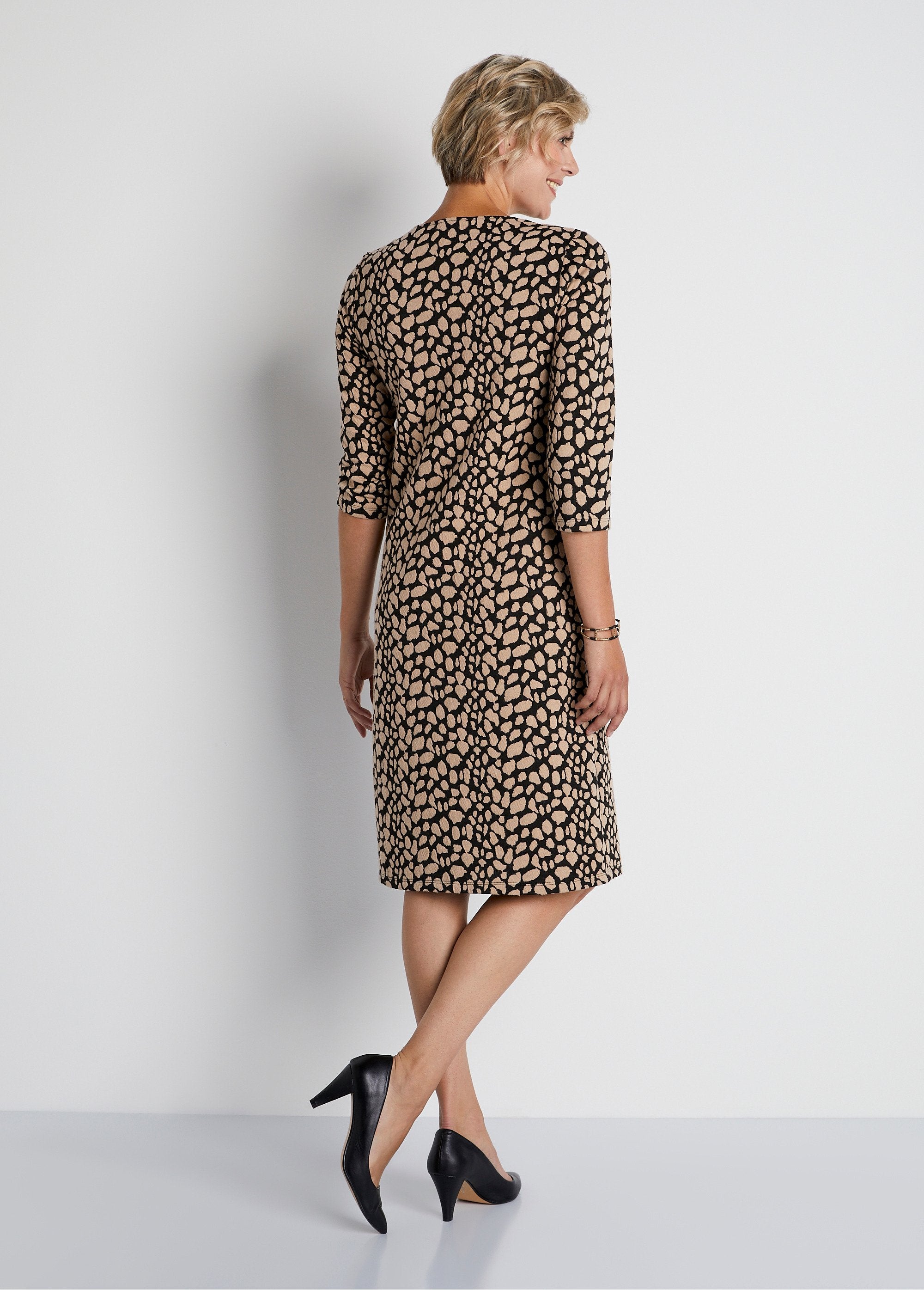 Korte_tweekleurige_jacquard_jurk_Zwart_en_beige_DO1_slim