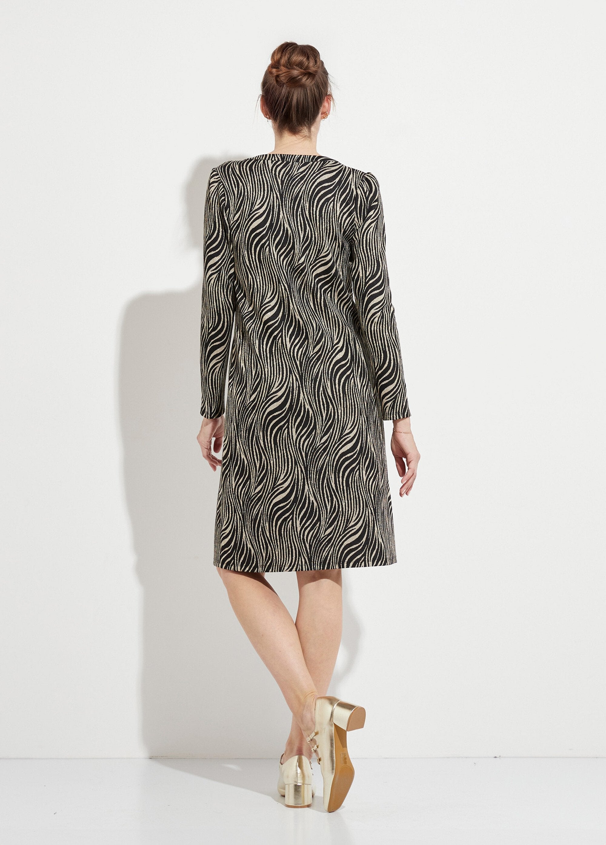 Korte_losvallende_zebrajacquard_jurk_Noir_et_blanc_DO1_slim