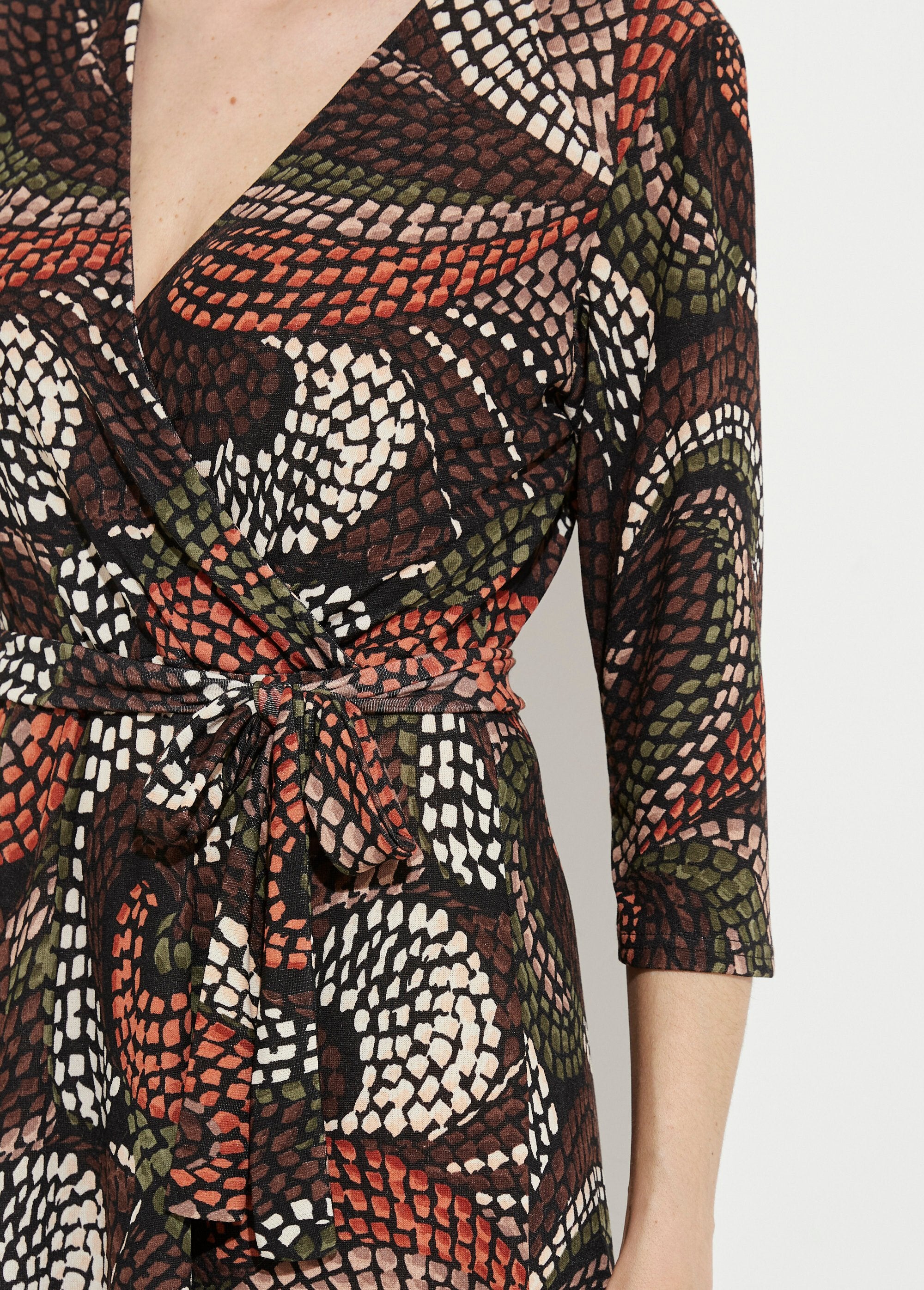 Korte_uitlopende_wikkeljurk_met_grafische_print_Marron_et_beige_DE2_slim