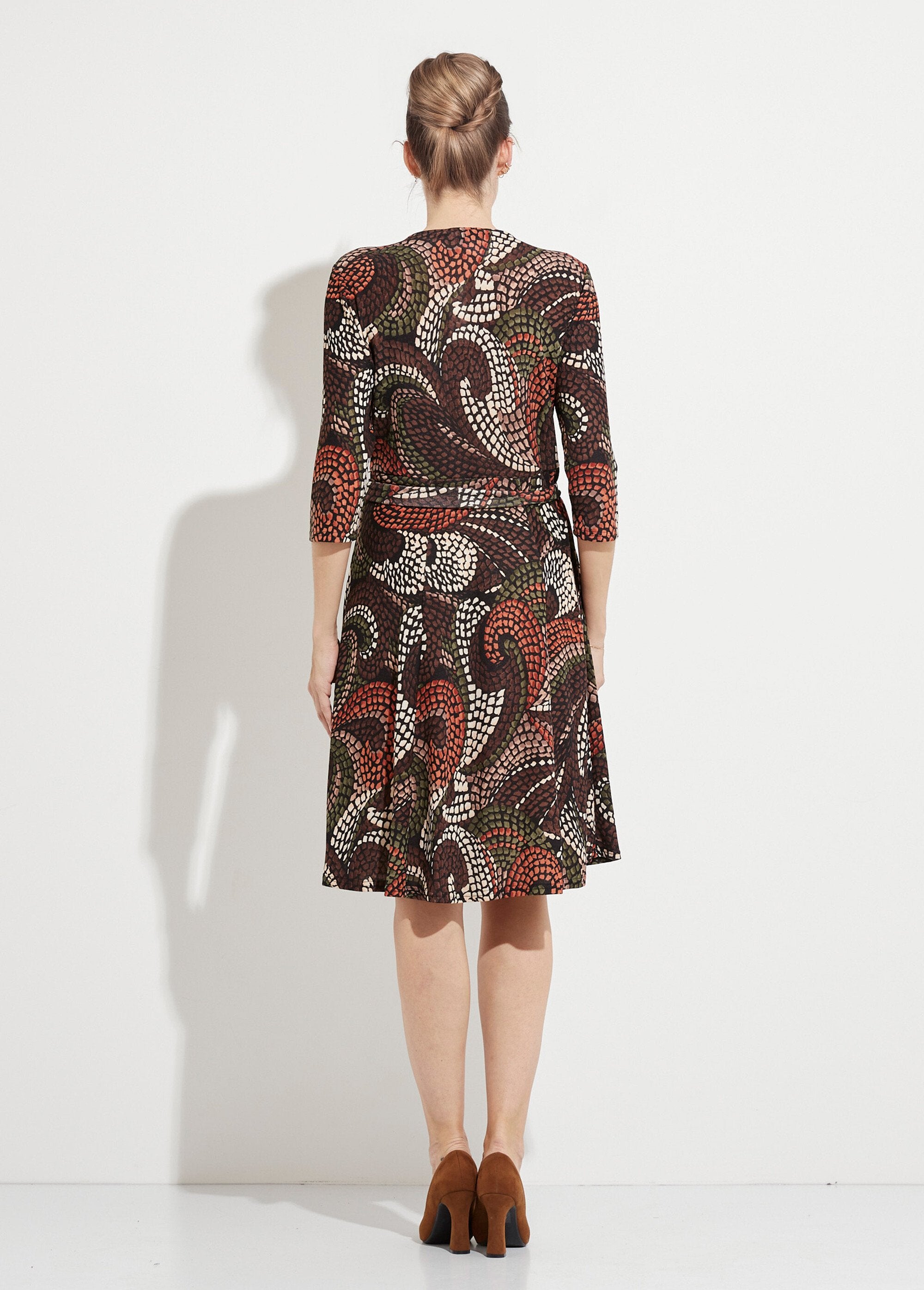 Korte_uitlopende_wikkeljurk_met_grafische_print_Marron_et_beige_DO1_slim