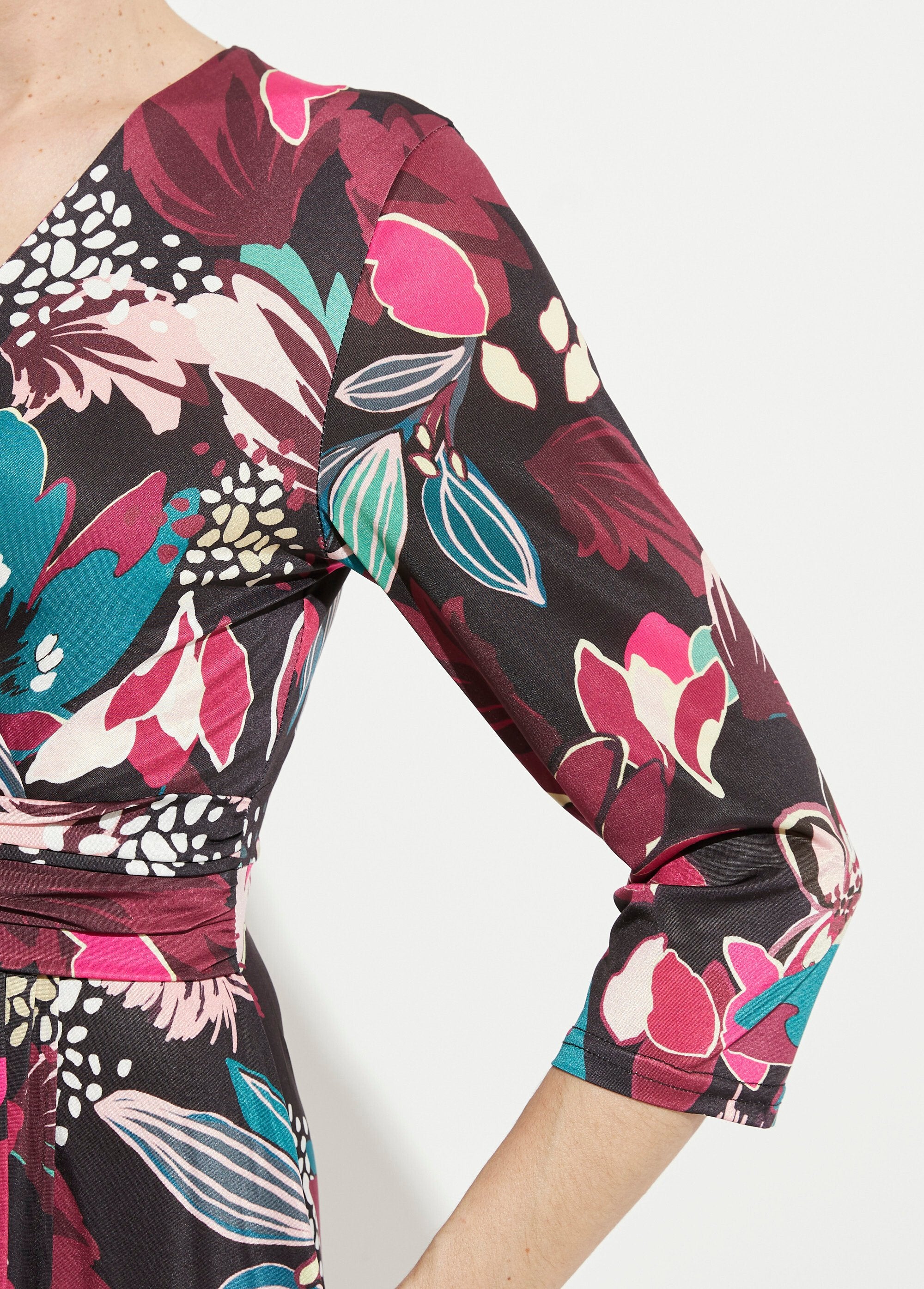 Korte_wikkeljurk_met_uitlopende_bloemenprint_Imprime_fuchsia_DE2_slim