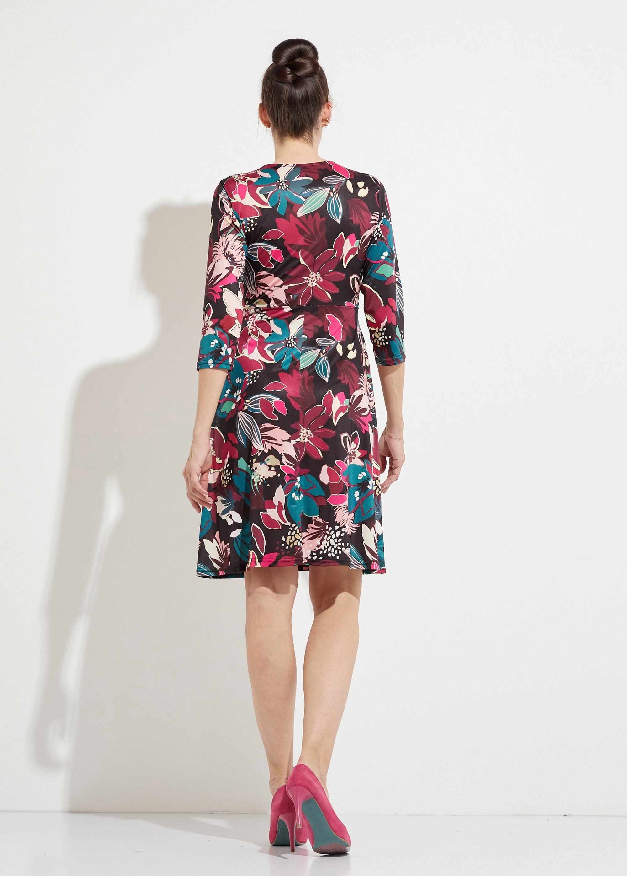Korte_wikkeljurk_met_uitlopende_bloemenprint_Imprime_fuchsia_DO1_slim