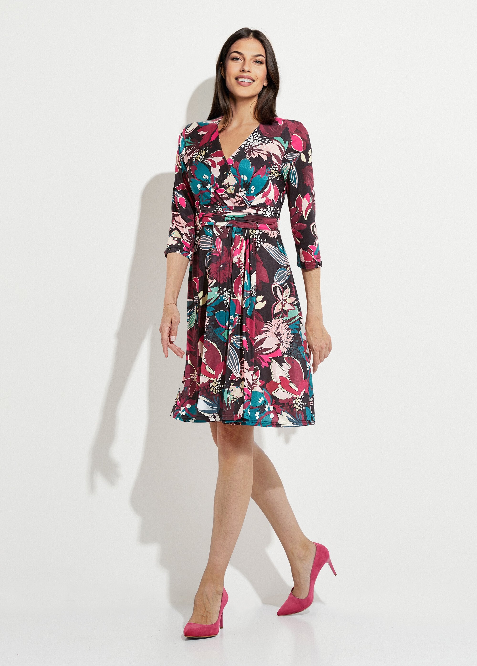 Korte_wikkeljurk_met_uitlopende_bloemenprint_Imprime_fuchsia_FA1_slim