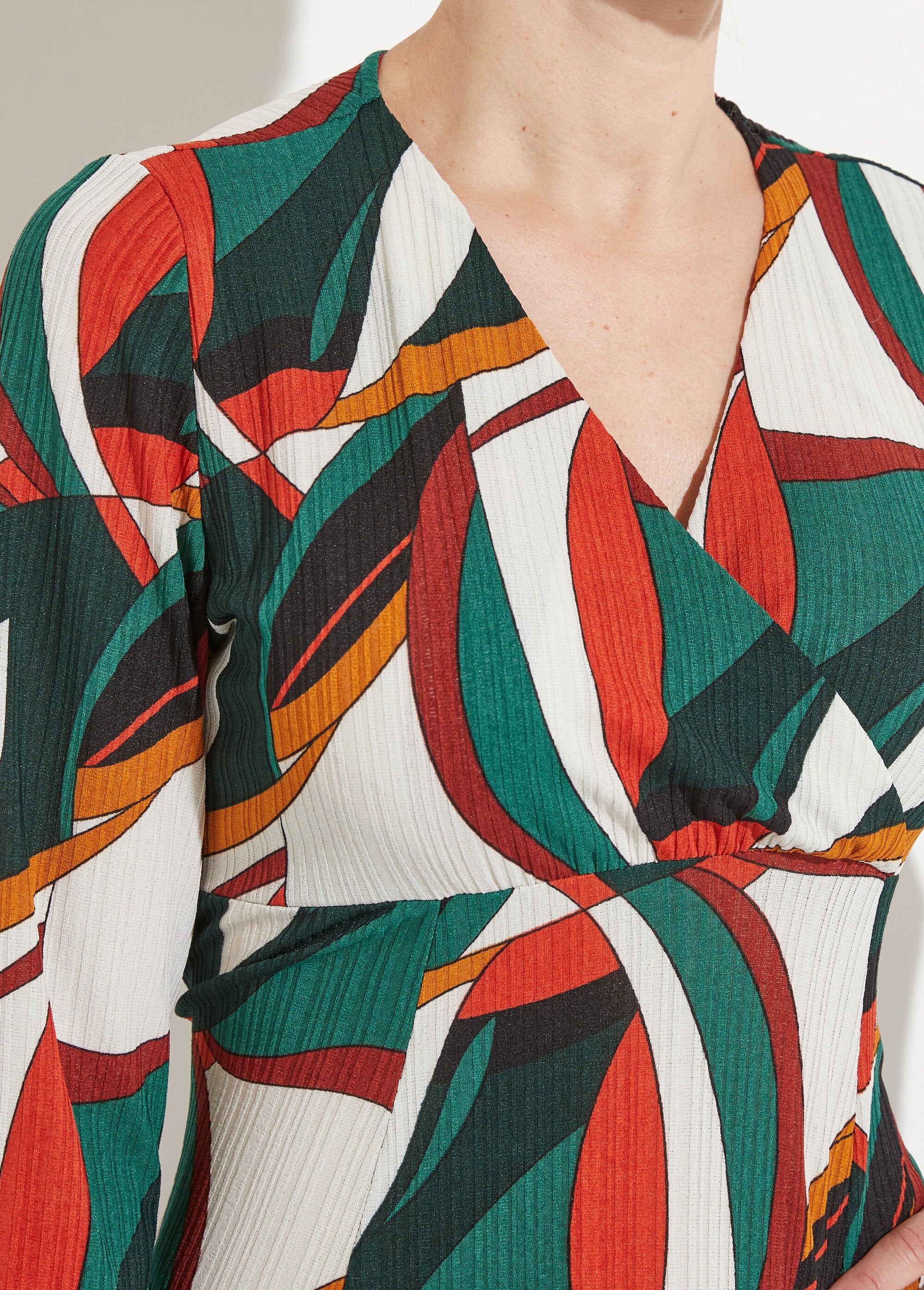 Korte_wikkeljurk_met_veelkleurige_grafische_print_Imprime_vert_DE1_slim