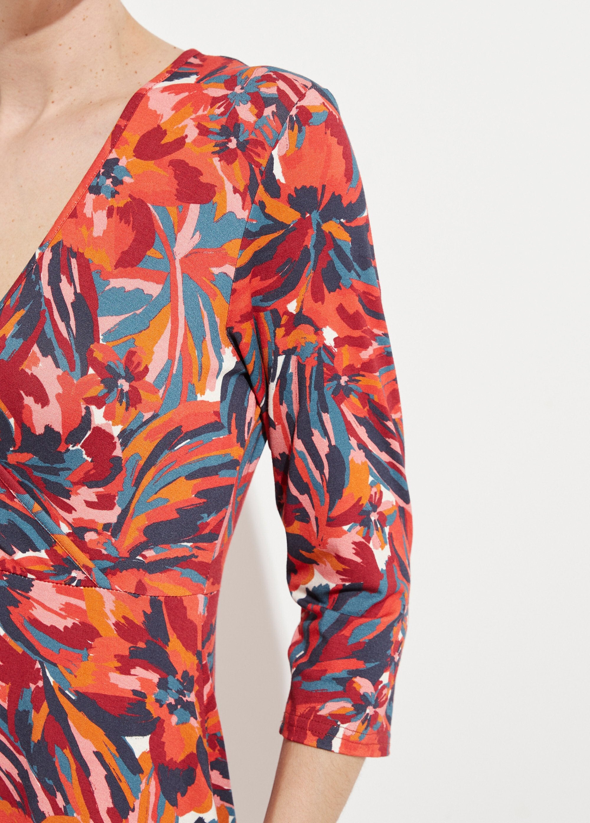 Korte_wikkeljurk_met_3/4-mouwen_en_bloemmotief_Imprime_tomette_DE2_slim