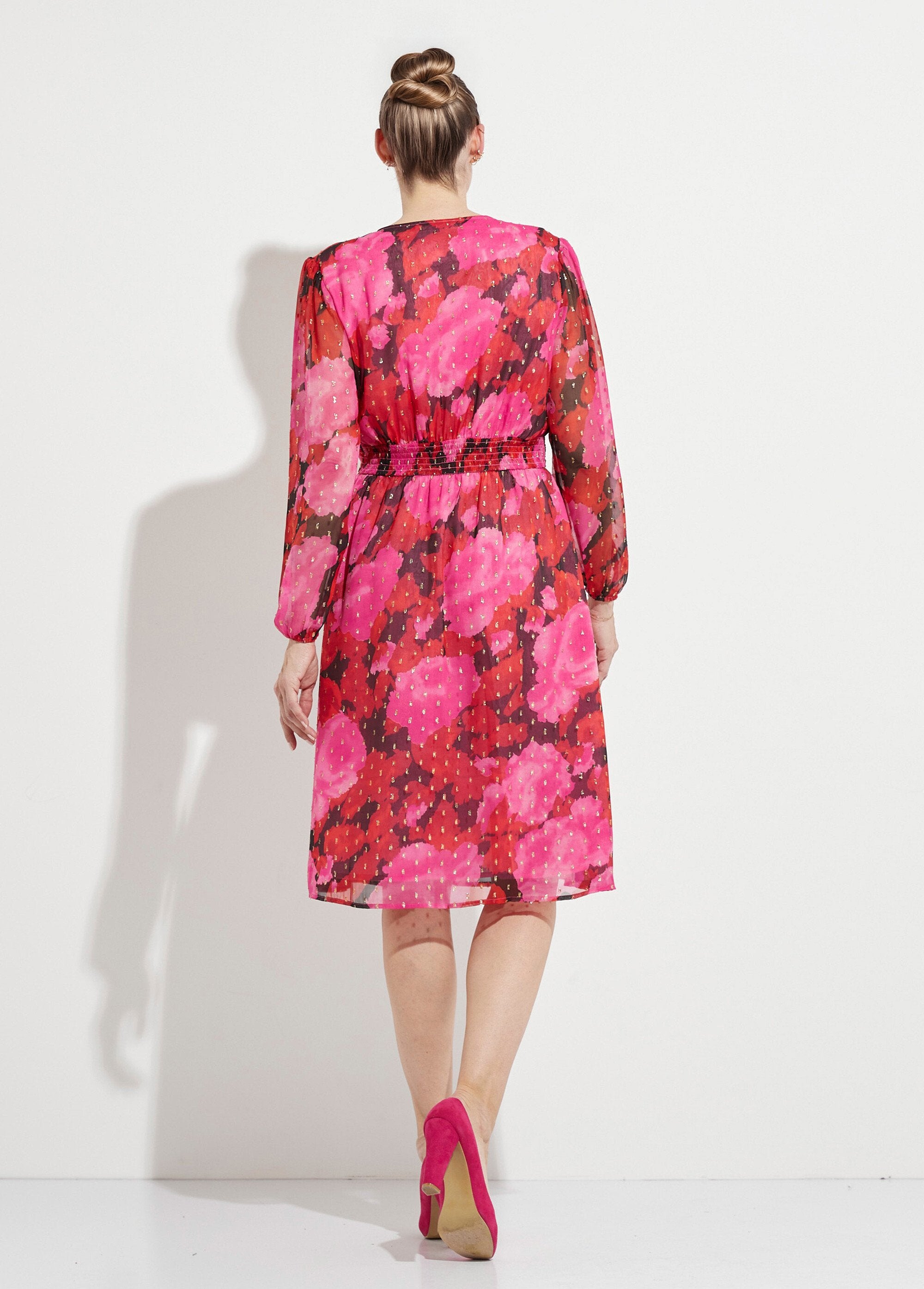 Korte_wikkeljurk_van_bedrukte_voile_met_gouden_motieven_Rouge_et_noir_DO1_slim