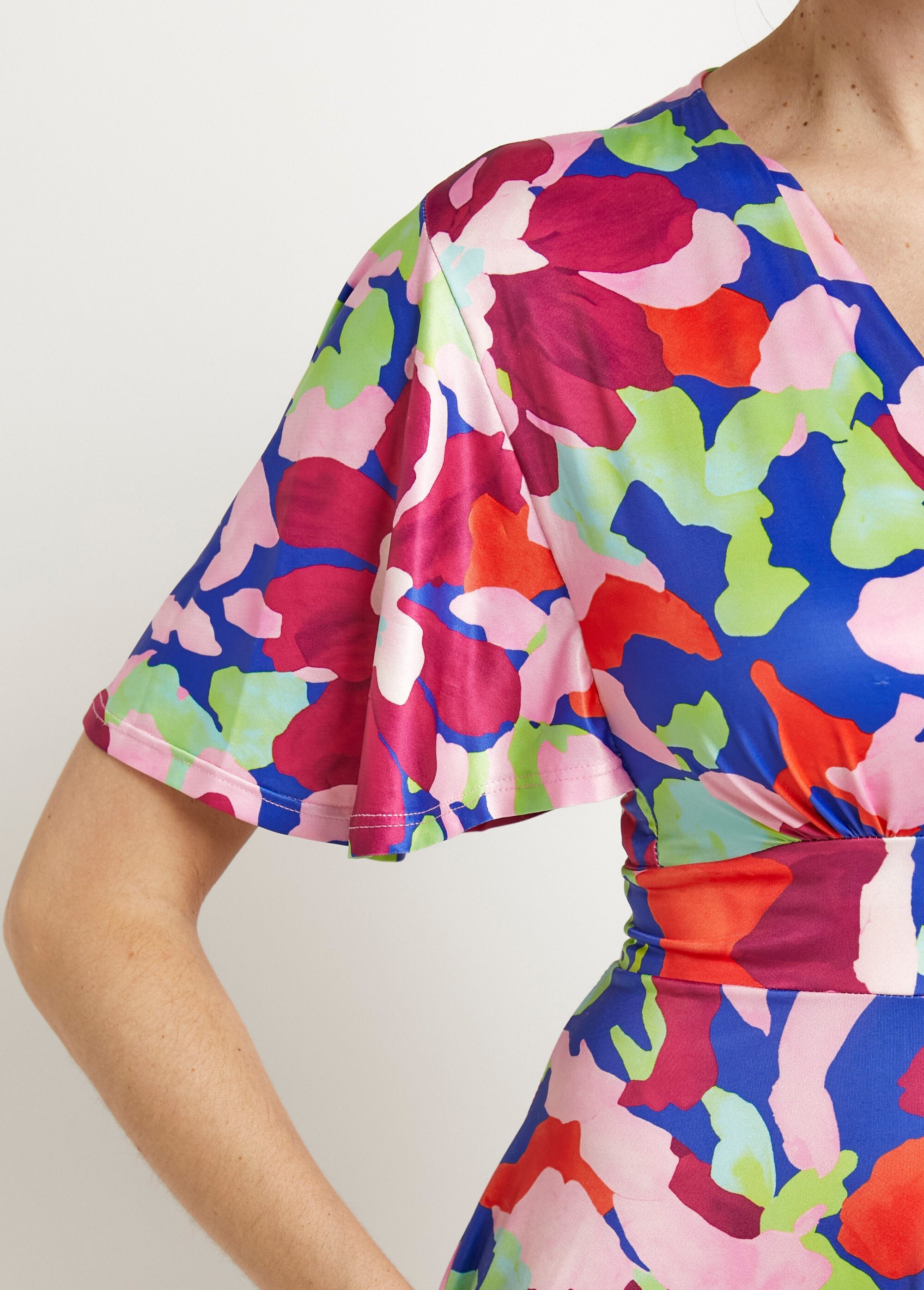 Wikkeljurk_met_vlindermouwen_en_kunstzinnig_motief_Rose_imprime_DE1_slim