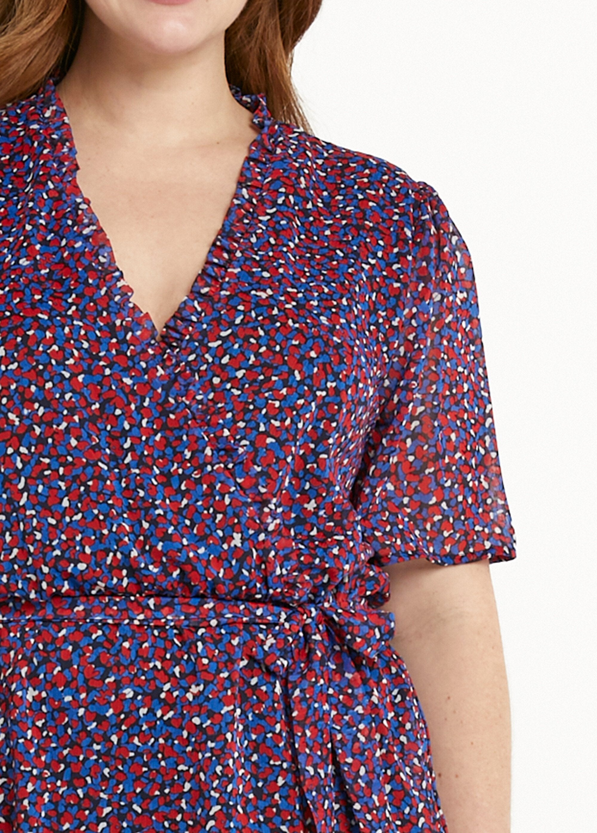 Wikkeljurk_met_grafische_print_in_voile_met_ruches_Marine_et_rouge_DE1_curvy