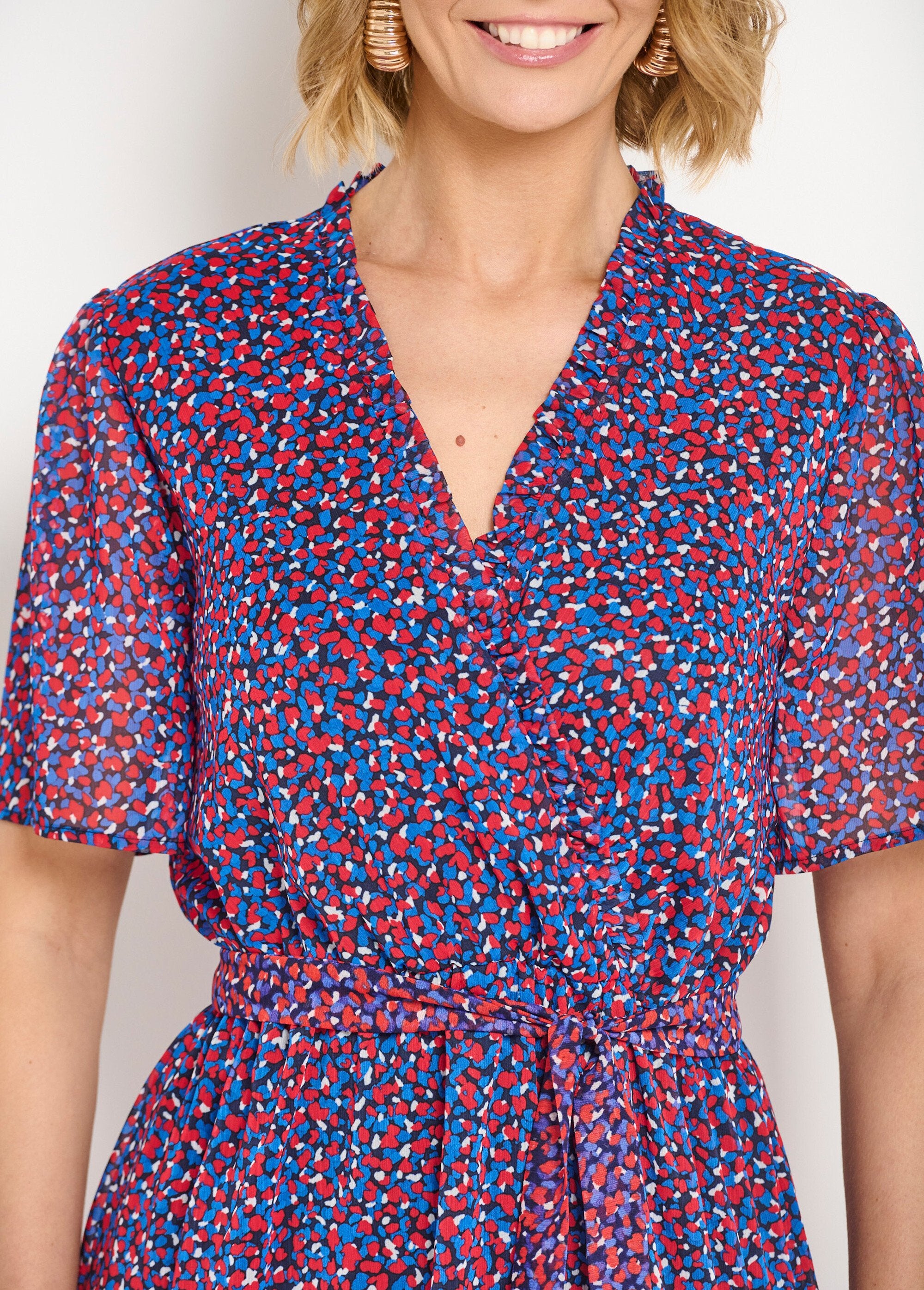 Wikkeljurk_met_grafische_print_in_voile_met_ruches_Marine_et_rouge_DE1_slim