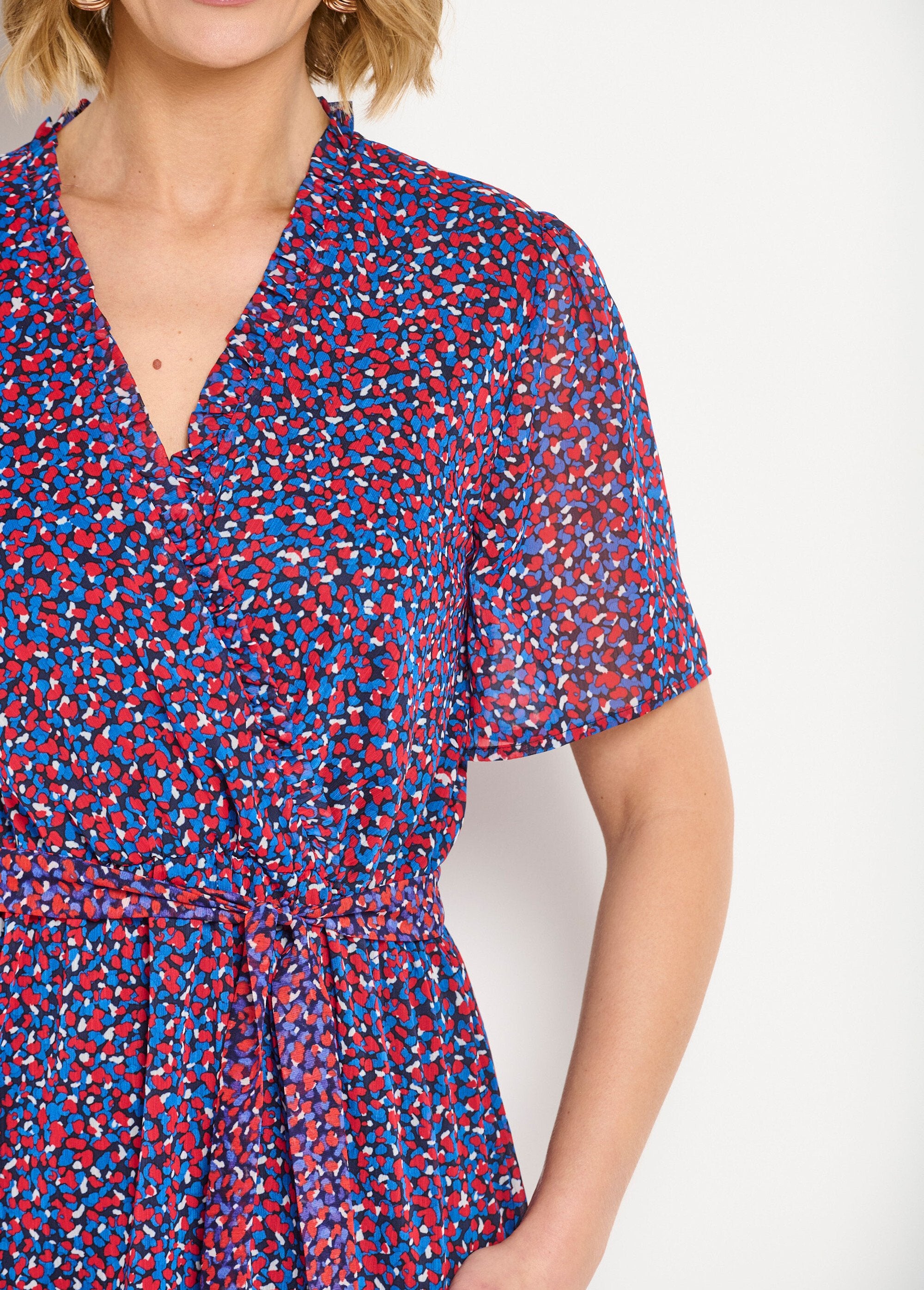 Wikkeljurk_met_grafische_print_in_voile_met_ruches_Marine_et_rouge_DE2_slim