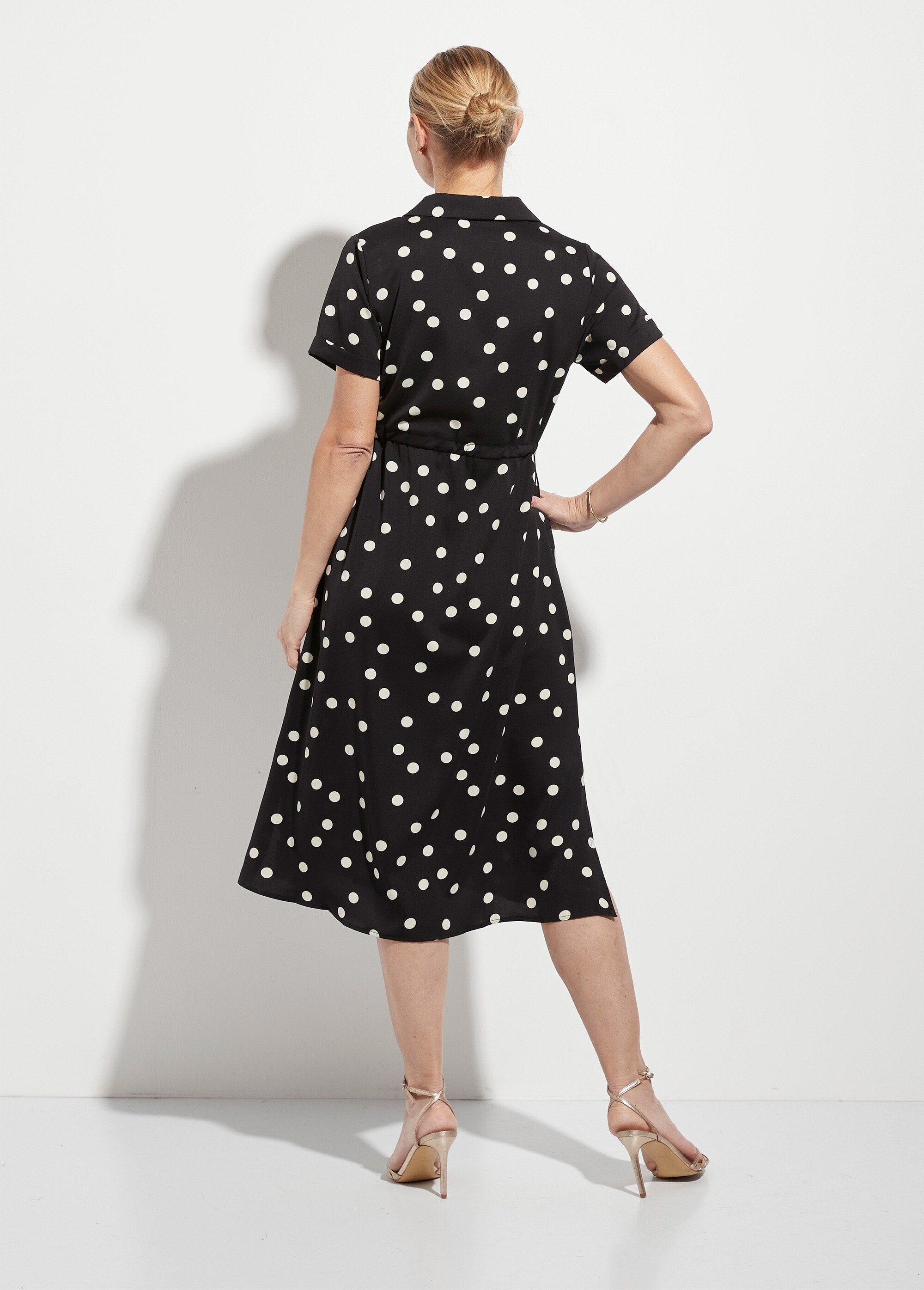 Lange_gestipte_blousejurk_met_ceintuur_Noir_pois_DO1_slim