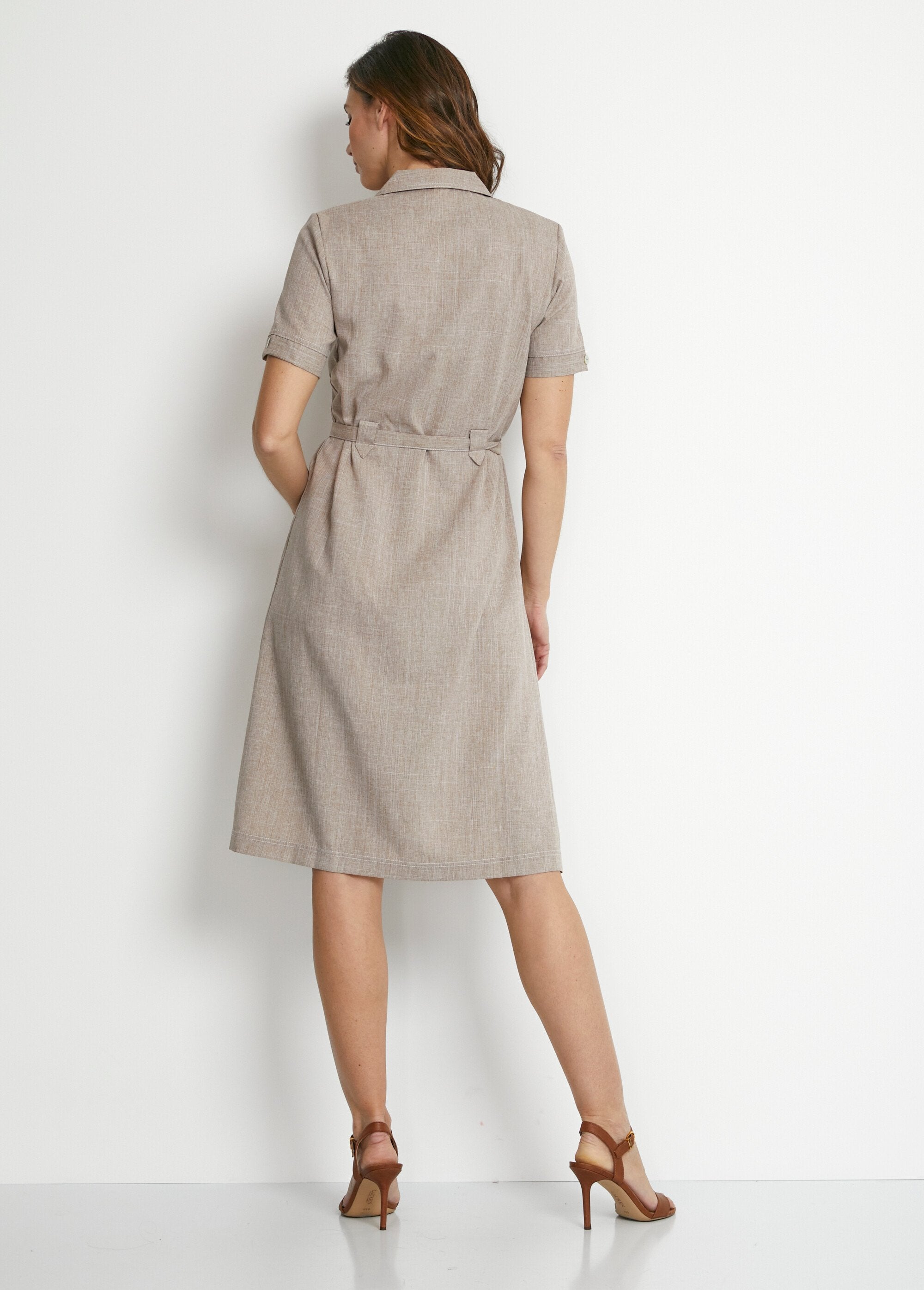 Blousejurk_met_middellange_rechte_snit_Beige_DO1_slim