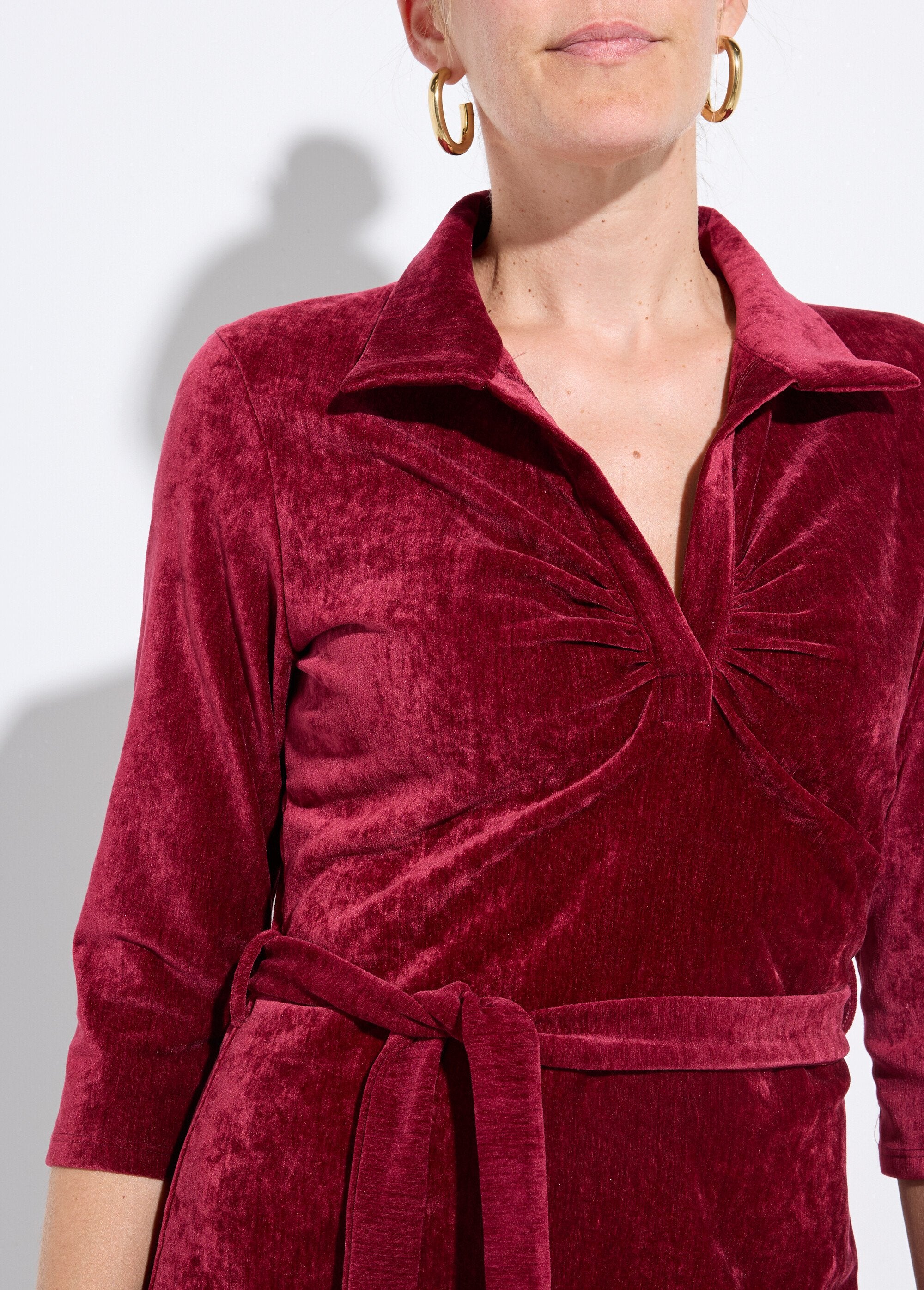 Jurk_met_riem_en_V-hals_in_fluweel_Bordeaux_DE1_slim