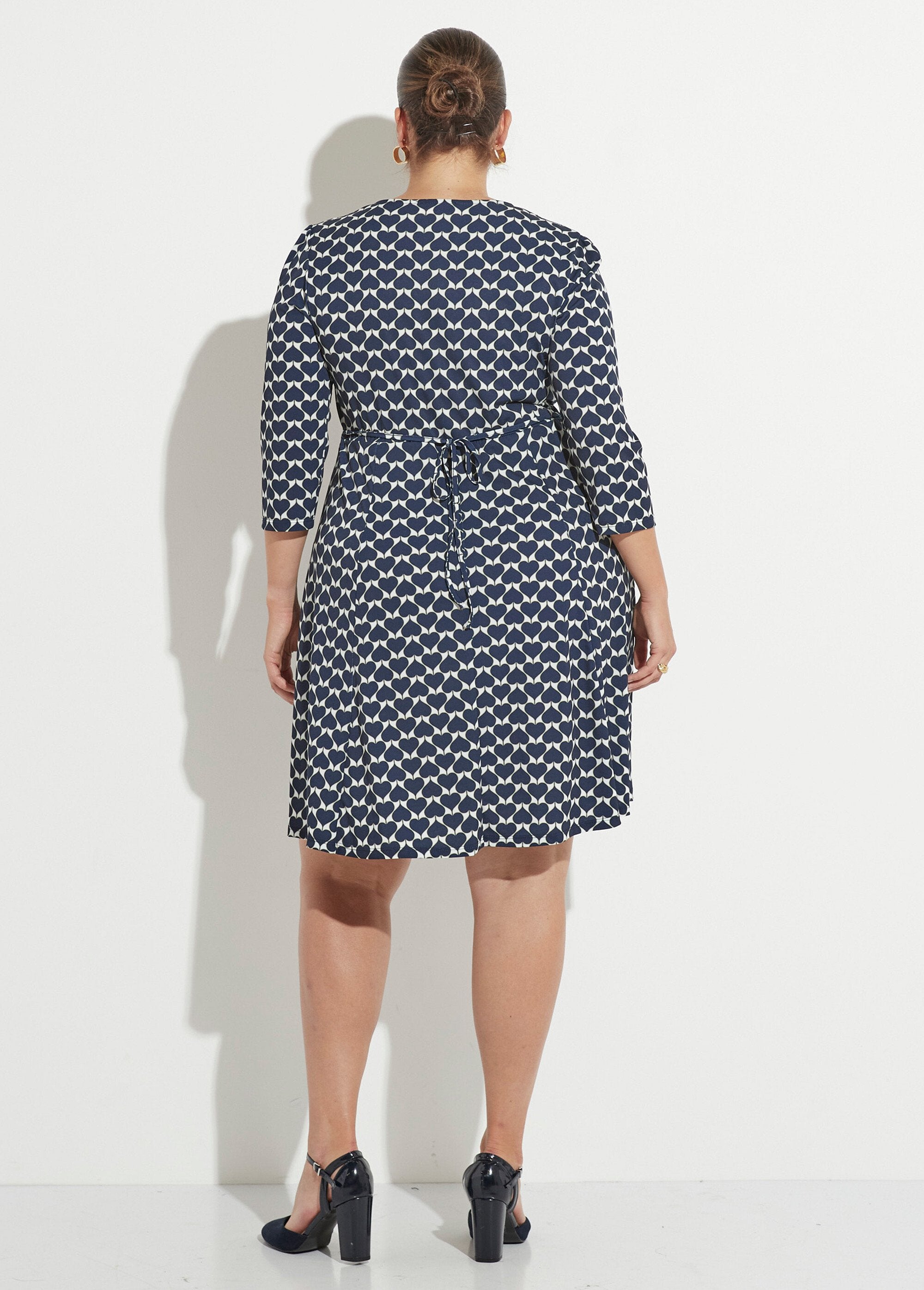 Hartvormige_jurk_met_V-hals_en_knoopsluiting_Marine_DO1_curvy