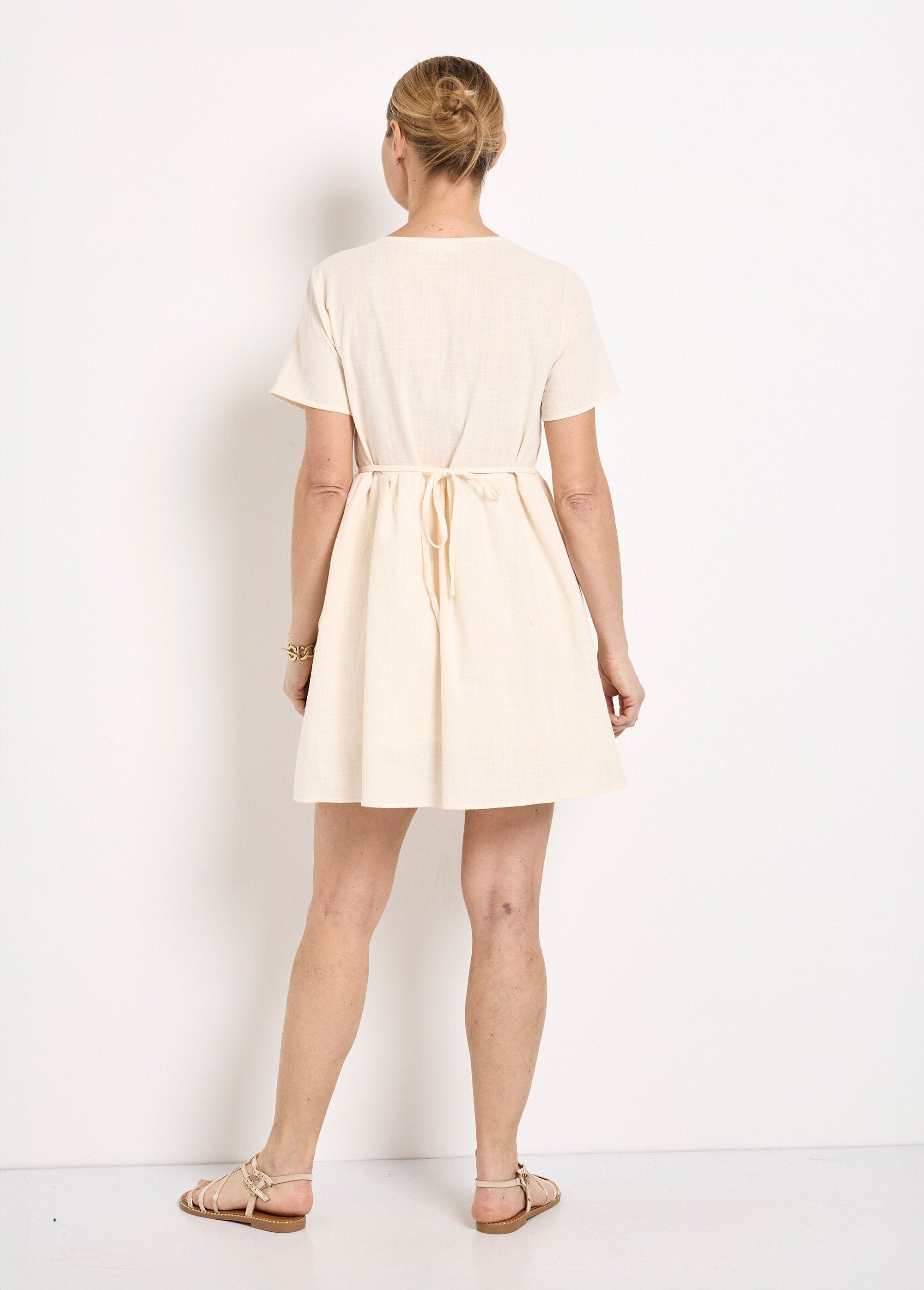 Katoenen_jurk_met_knoopsluiting_en_bloemenborduursel_Blanc_DO1_slim