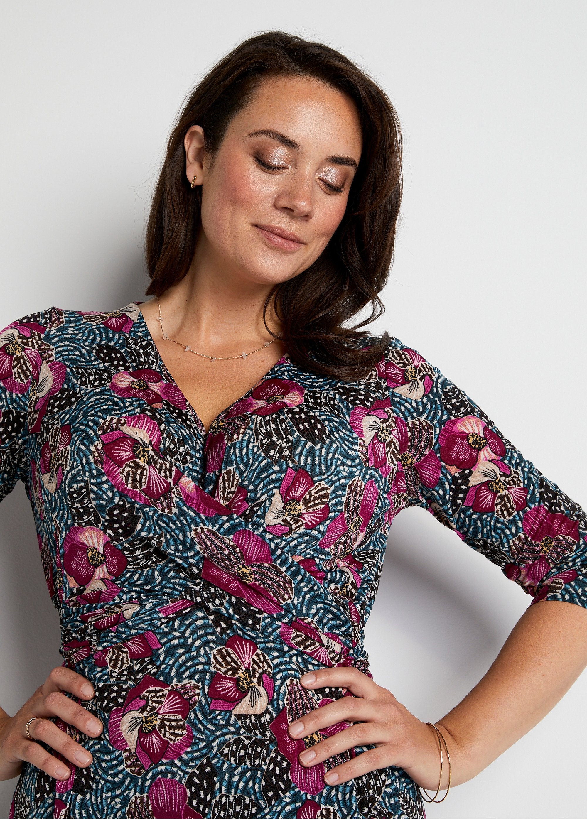 Gebreide_wikkeljurk_Imprime_fuchsia_DE1_curvy