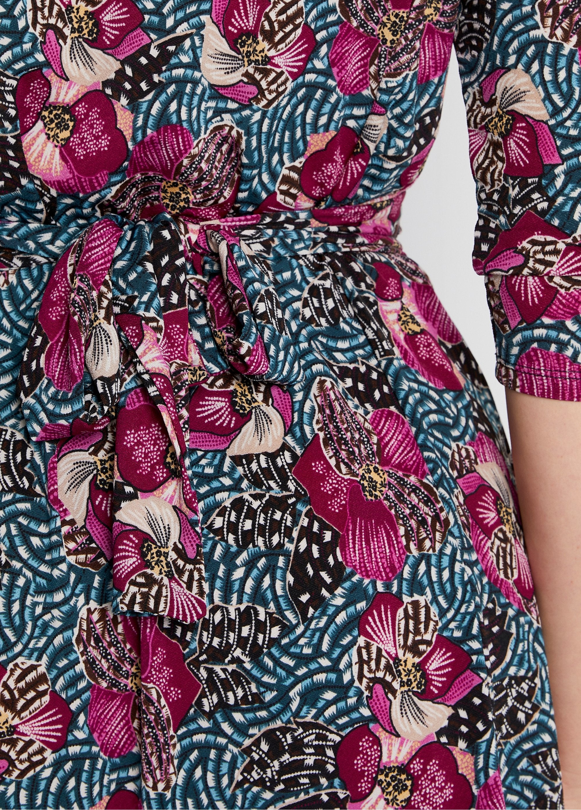 Gebreide_wikkeljurk_Imprime_fuchsia_DE2_curvy