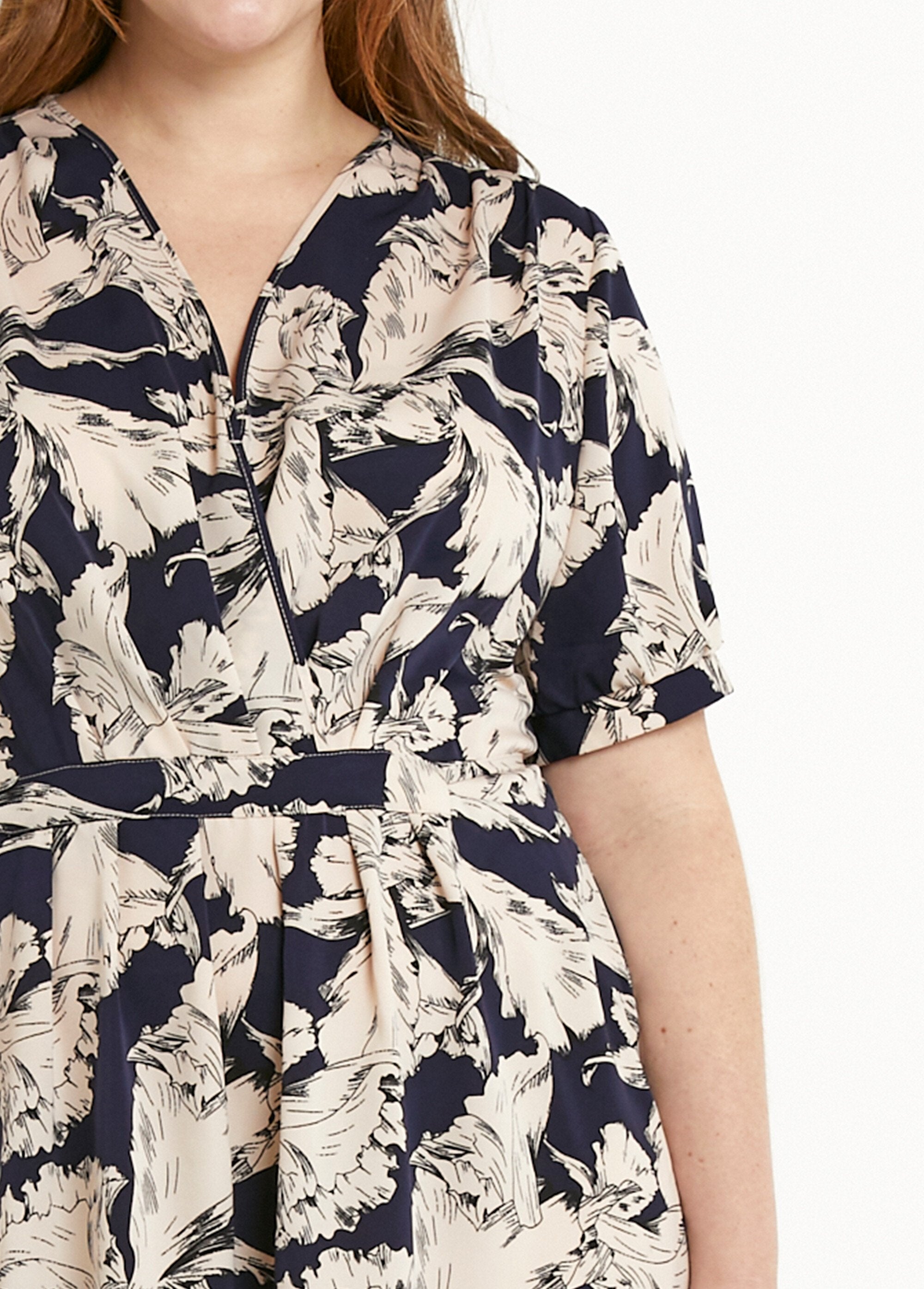 Korte_wikkeljurk_met_grafische_print_Marine_et_blanc_DE1_curvy