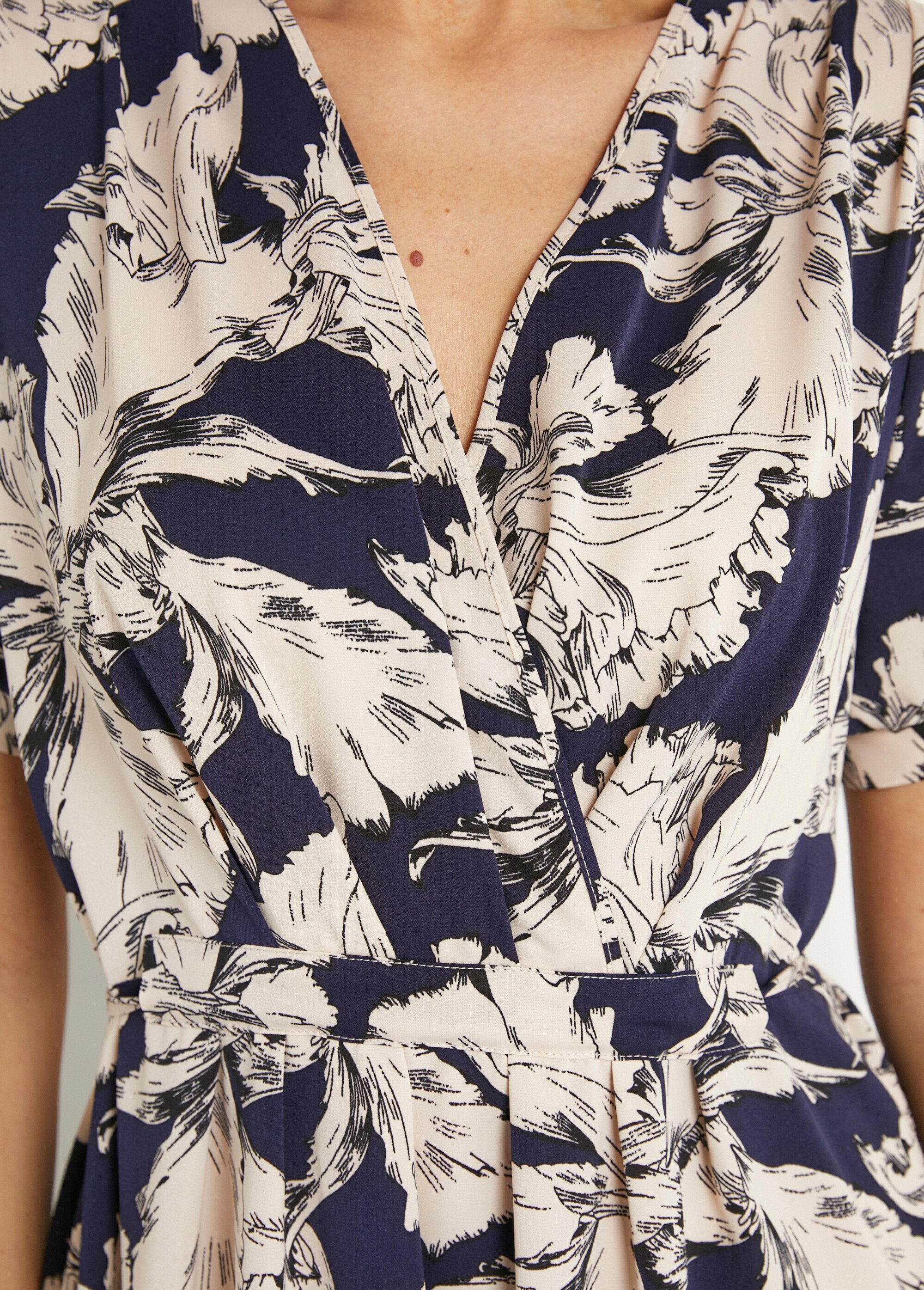 Korte_wikkeljurk_met_grafische_print_Marine_et_blanc_DE2_slim