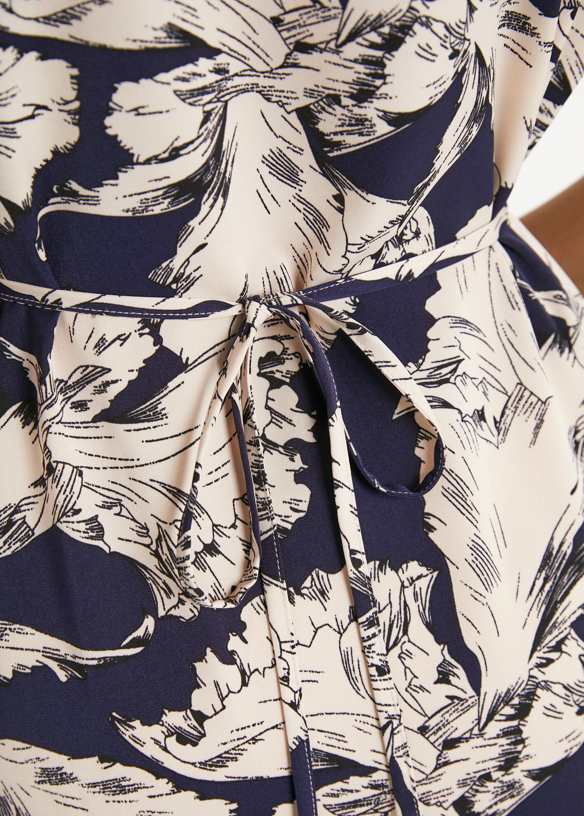 Korte_wikkeljurk_met_grafische_print_Marine_et_blanc_DE3_slim