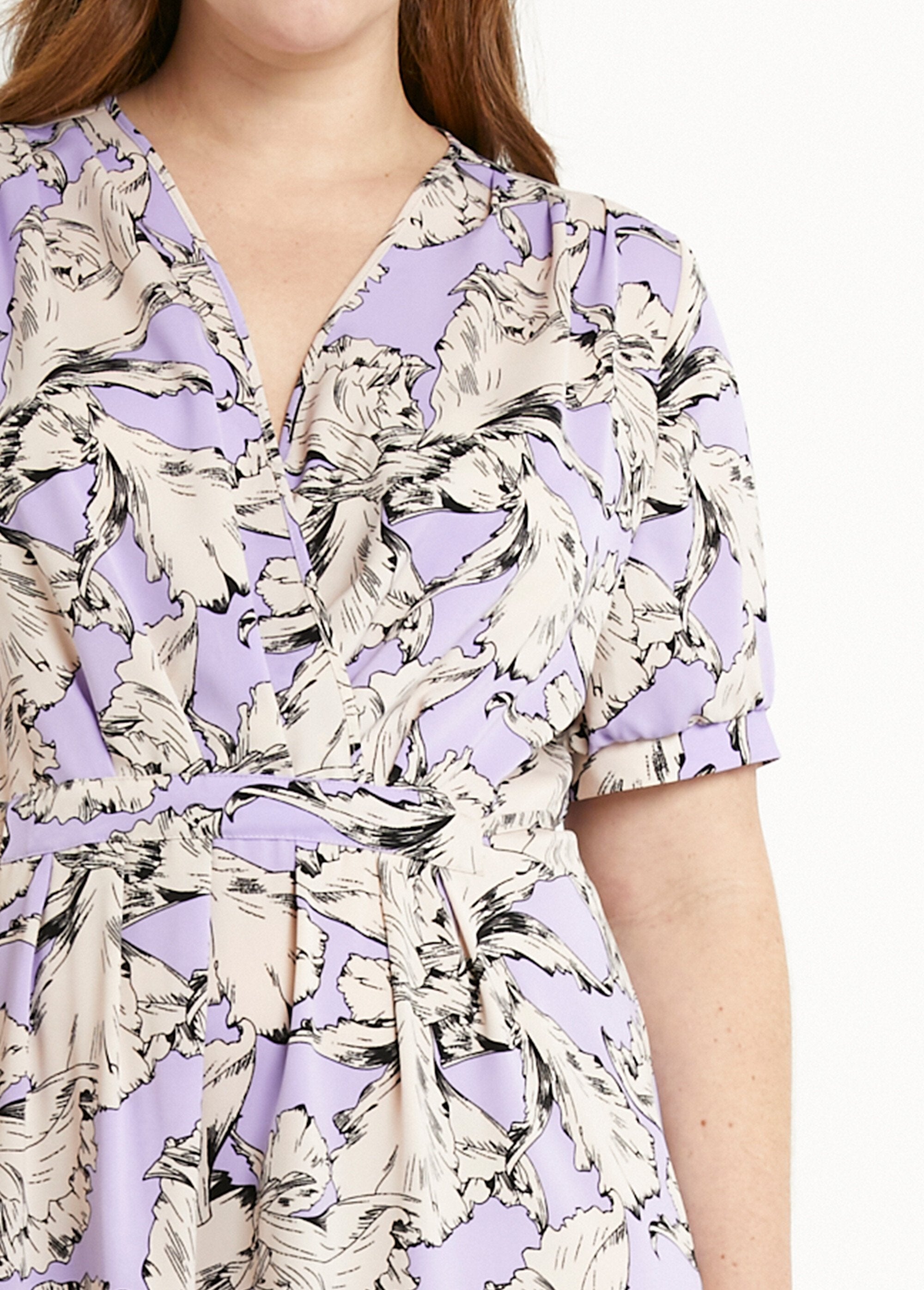 Korte_wikkeljurk_met_grafische_print_Violet_et_blanc_DE1_curvy