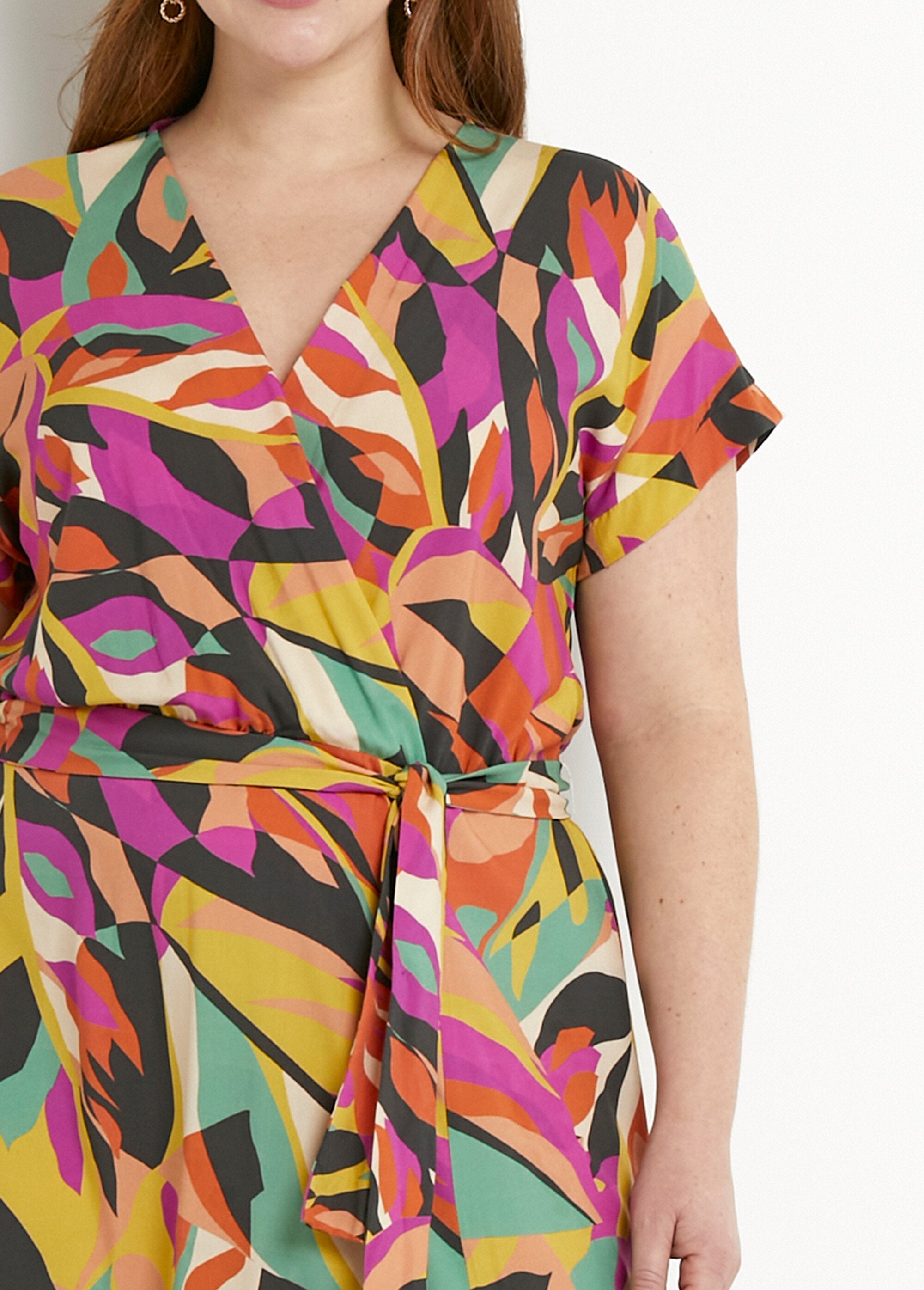 Veelkleurige_wikkeljurk_Multicolore_DE1_curvy