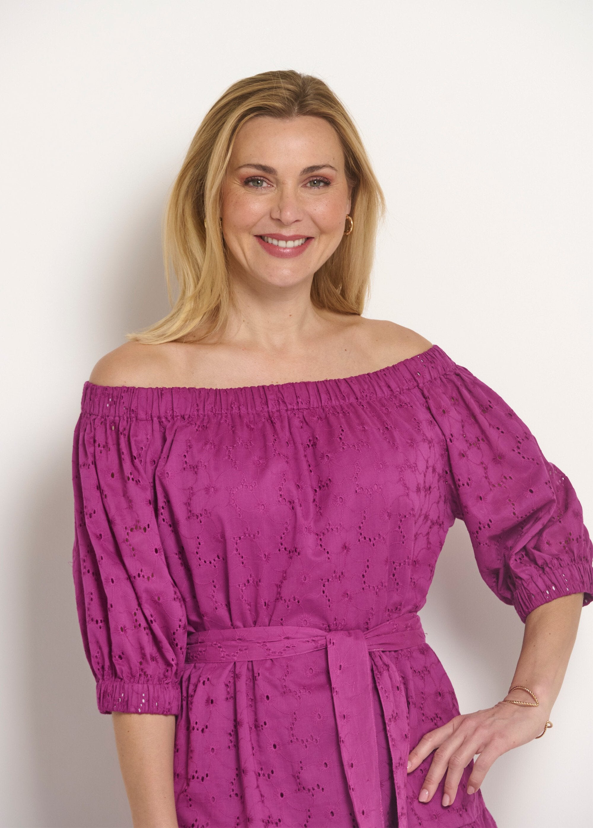 Korte_jurk_met_bardotkraag,_broderie_anglaise_Violine_DE1_slim