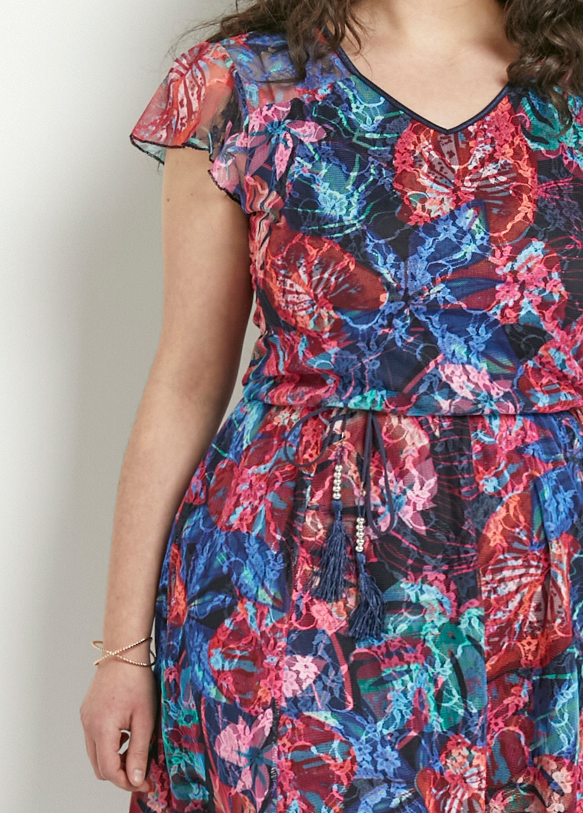 Korte_jurk_met_bedrukte_kanten_V-hals_Multicolore_DE1_curvy