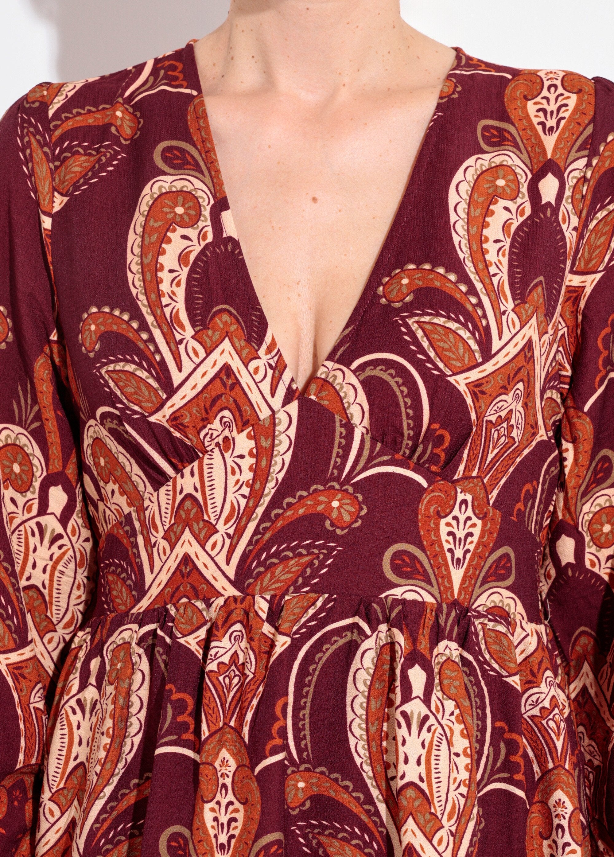 Korte_jurk_met_V-hals_en_paisleyprint_Bordeaux_DE1_slim