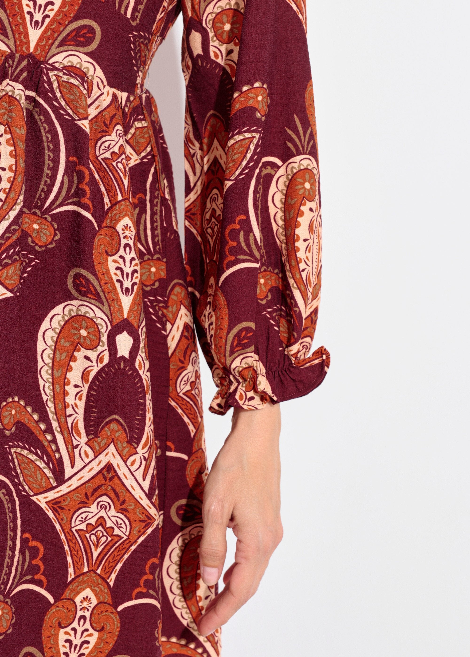 Korte_jurk_met_V-hals_en_paisleyprint_Bordeaux_DE2_slim