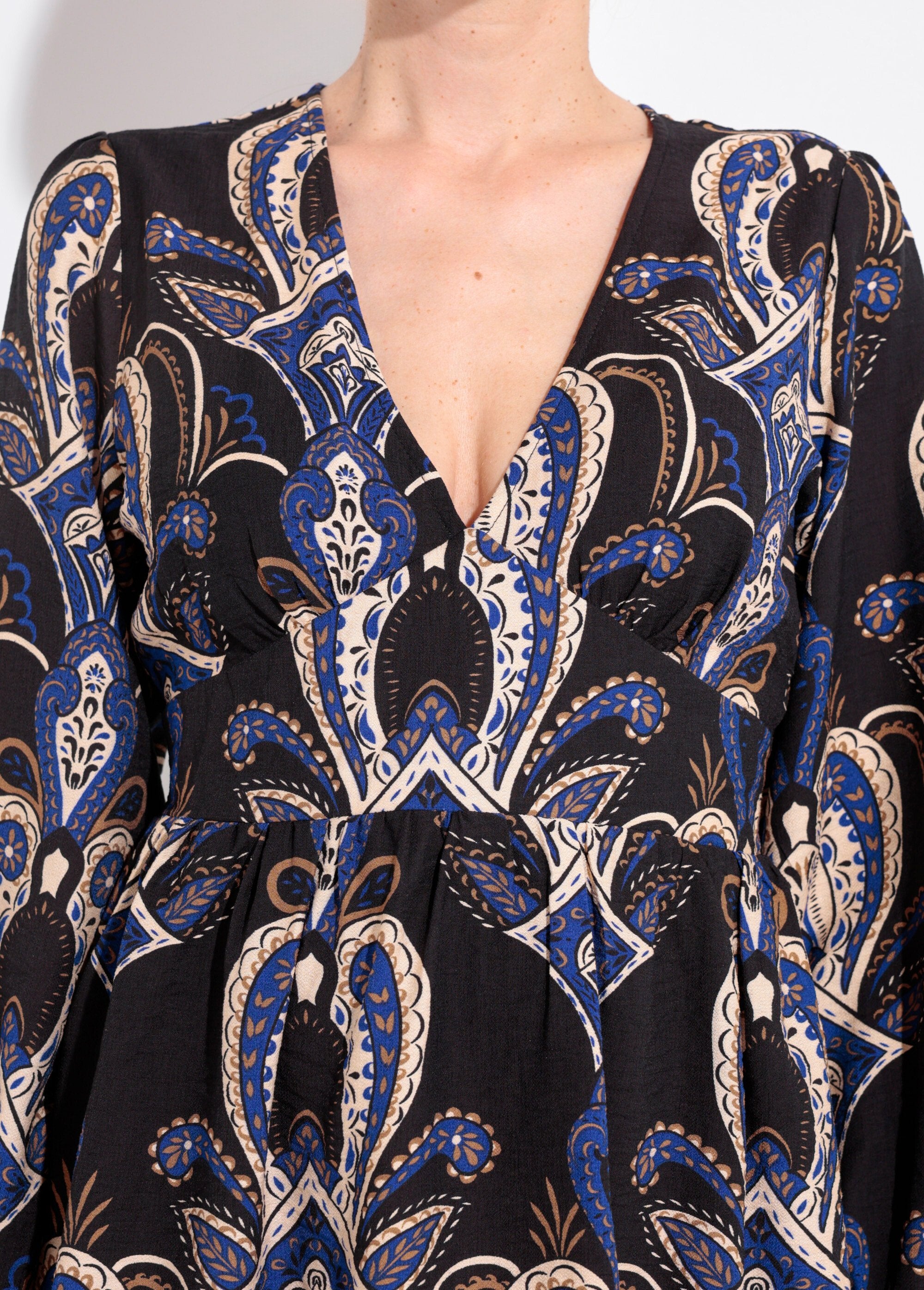 Korte_jurk_met_V-hals_en_paisleyprint_Marine_DE1_slim