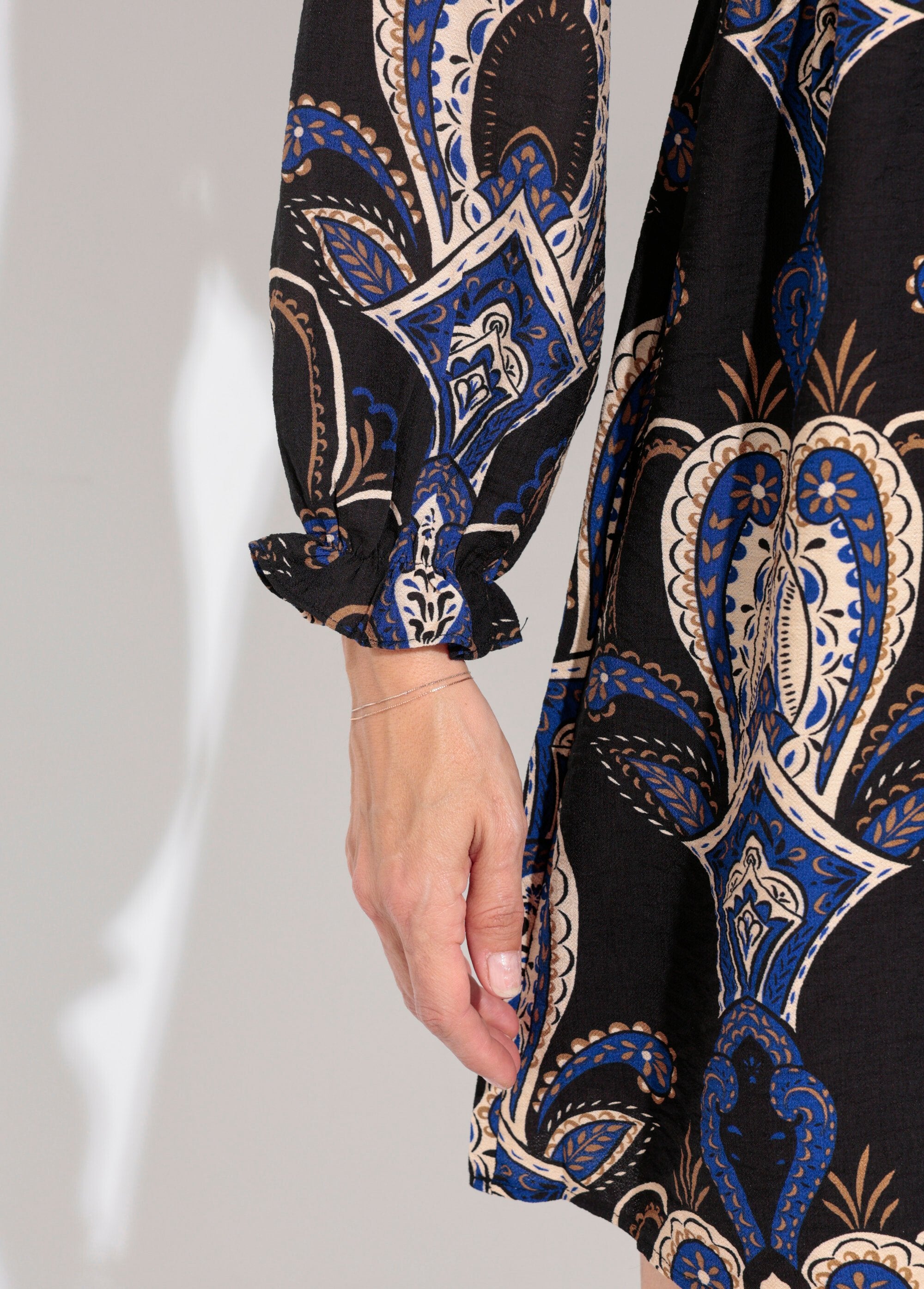 Korte_jurk_met_V-hals_en_paisleyprint_Marine_DE2_slim