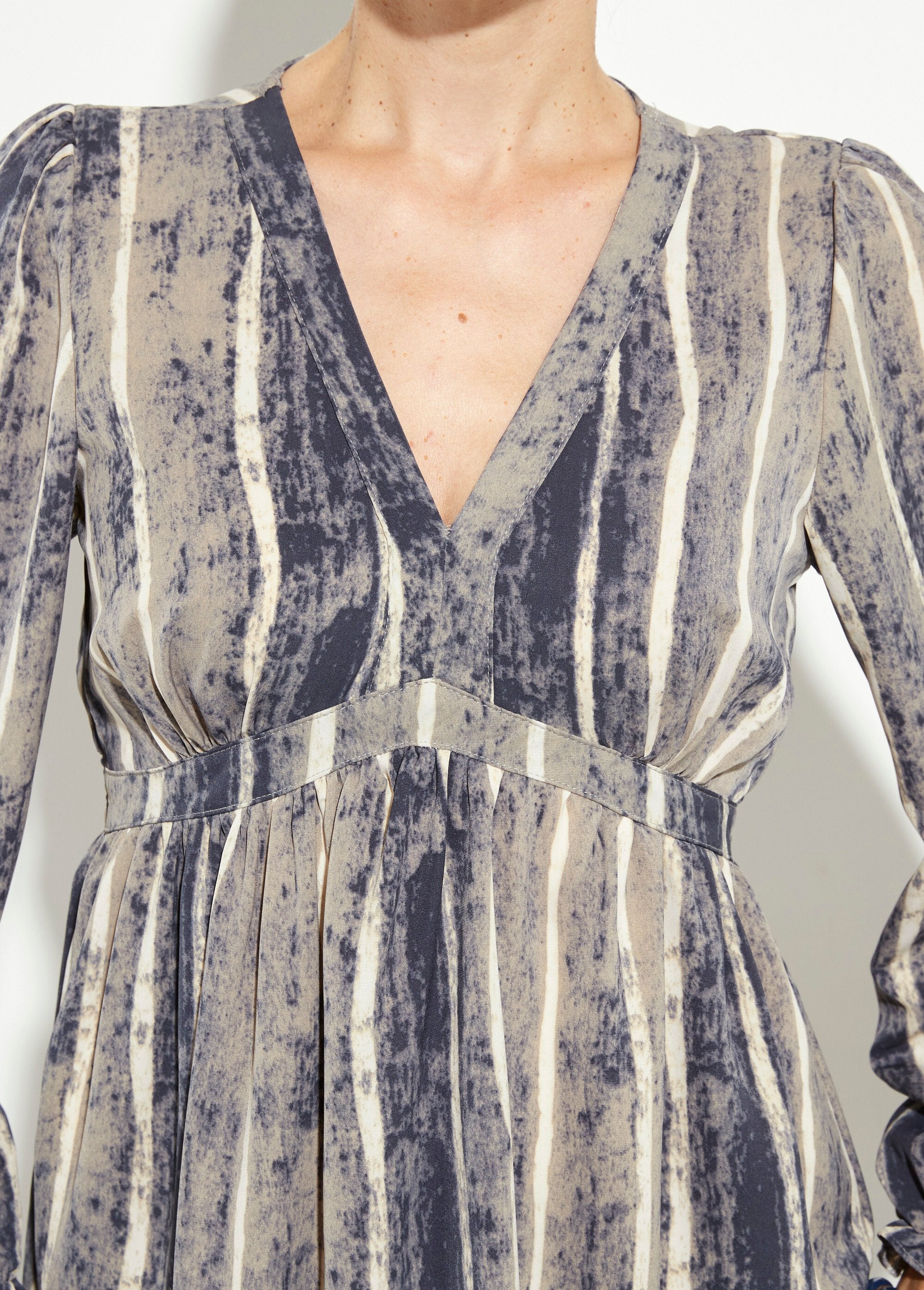 Korte_jurk_met_geplooide_hoge_taille_en_V-hals_Gris_et_ecru_DE1_slim