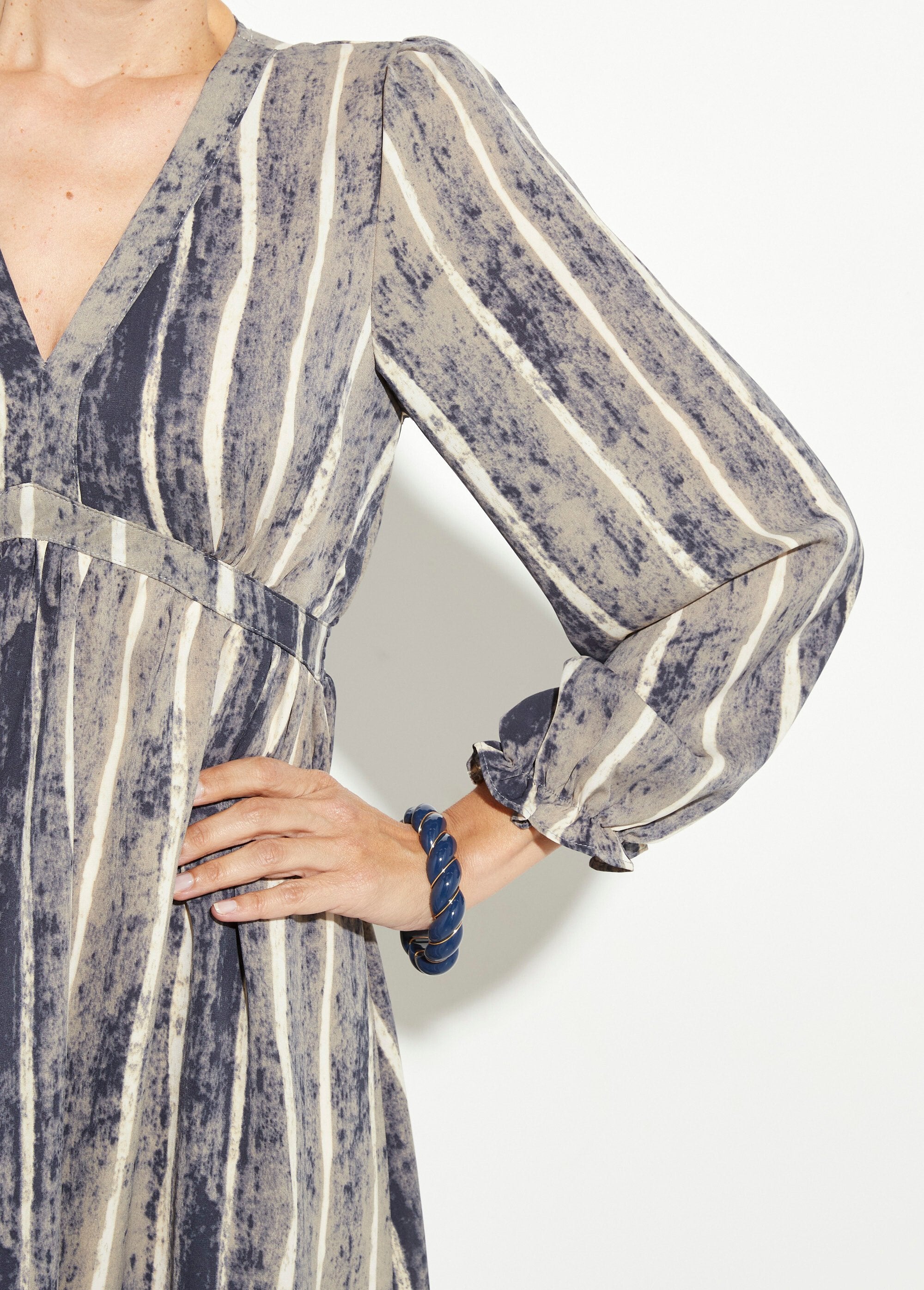 Korte_jurk_met_geplooide_hoge_taille_en_V-hals_Gris_et_ecru_DE2_slim